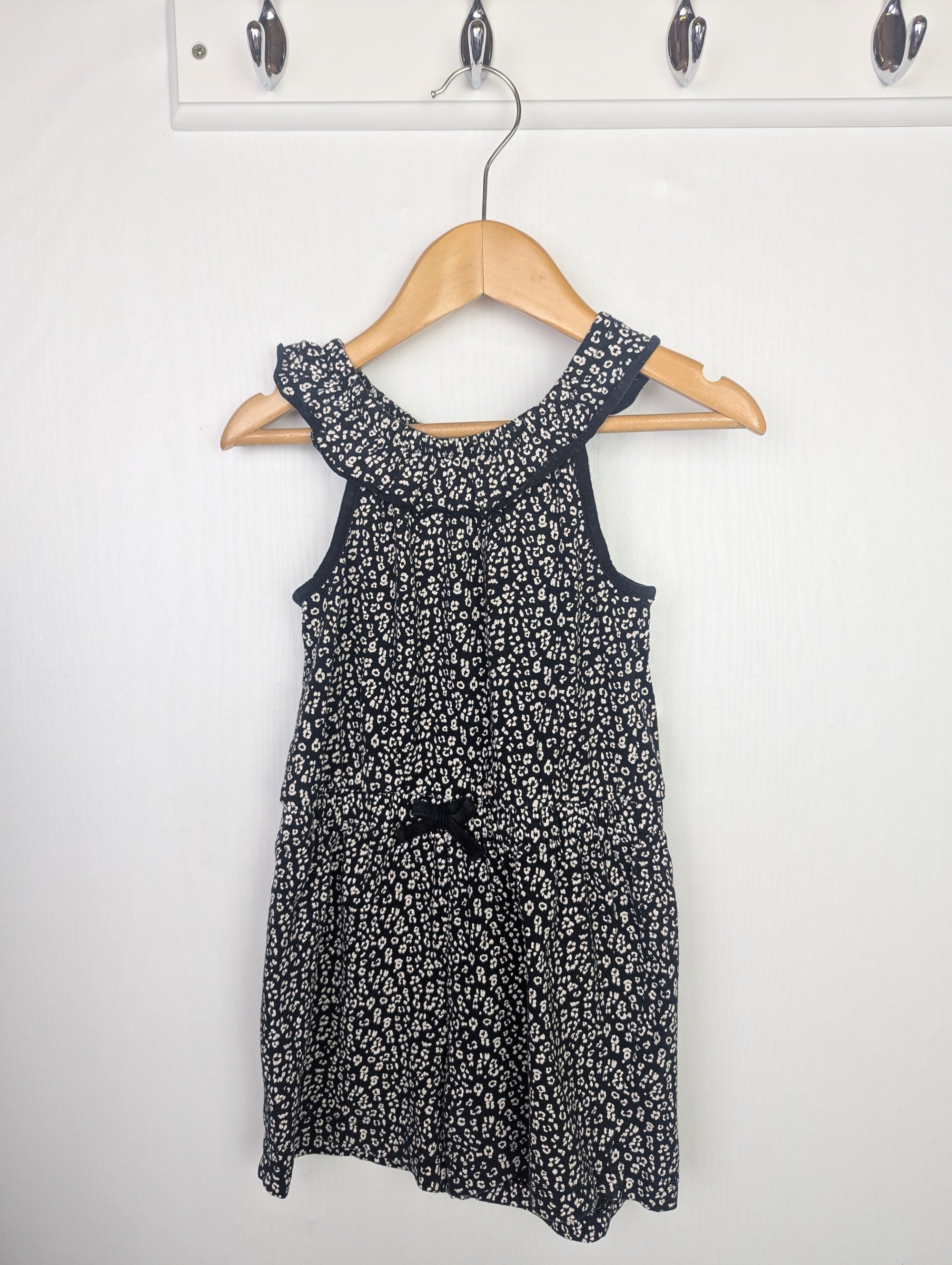 George Black Floral Playsuit - Girls 18 - 24 Months - Little Ones Preloved. Second Hand Children's & Preloved Baby, Kids, Girls & Boys Clothes. UK online