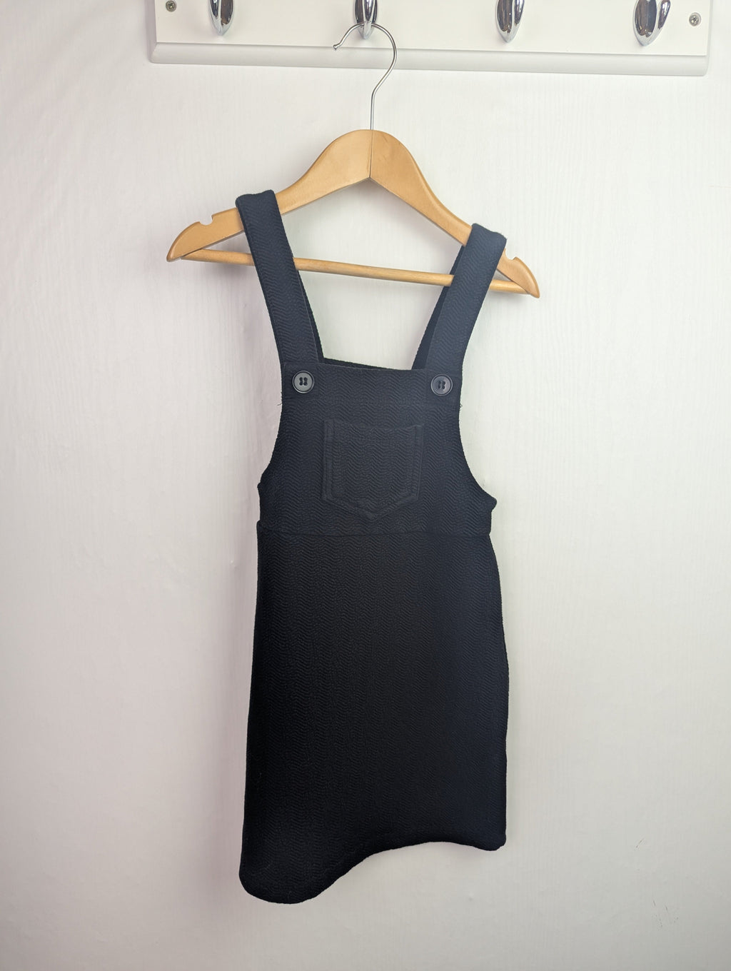 George Black Ribbed Pinafore Dress - Girls 4 - 5 Years - Little Ones Preloved. Second Hand Children's & Preloved Baby, Kids, Girls & Boys Clothes. UK online