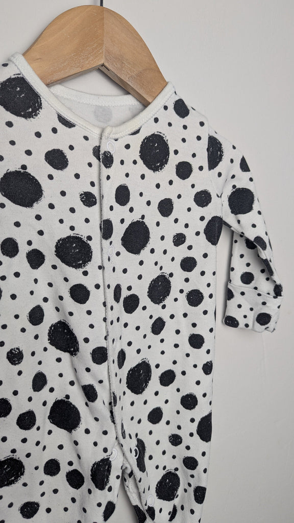 George Black & White Spotty Sleepsuit - Unisex 3-6 Months Little Ones Preloved Used, Preloved, Preworn & Second Hand Baby, Kids & Children's Clothing UK Online. Cheap affordable. Brands including Next, Joules, Nutmeg Morrisons, TU, F&F, H&M.