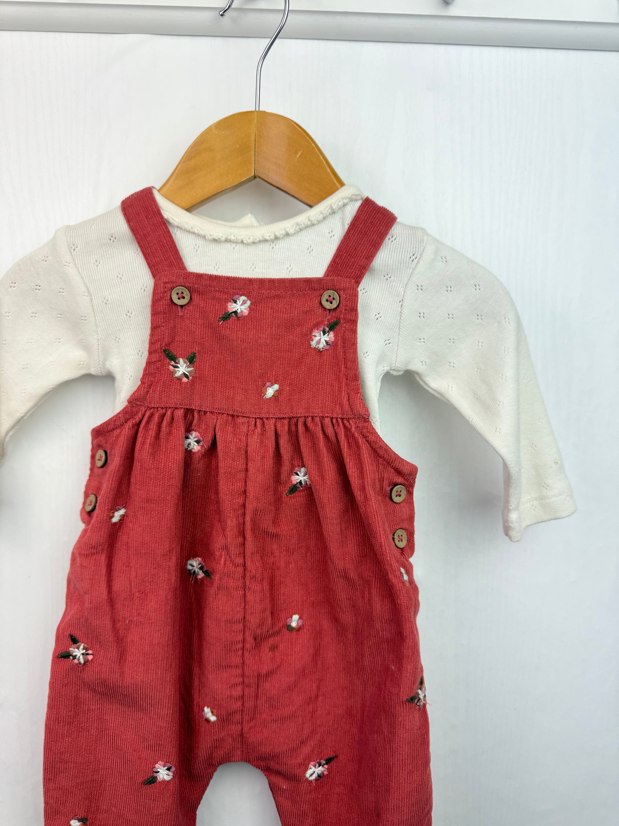 George Floral Dungarees & Bodysuit - Baby Girls Newborn - Little Ones Preloved. Second Hand Children's & Preloved Baby, Kids, Girls & Boys Clothes. UK online