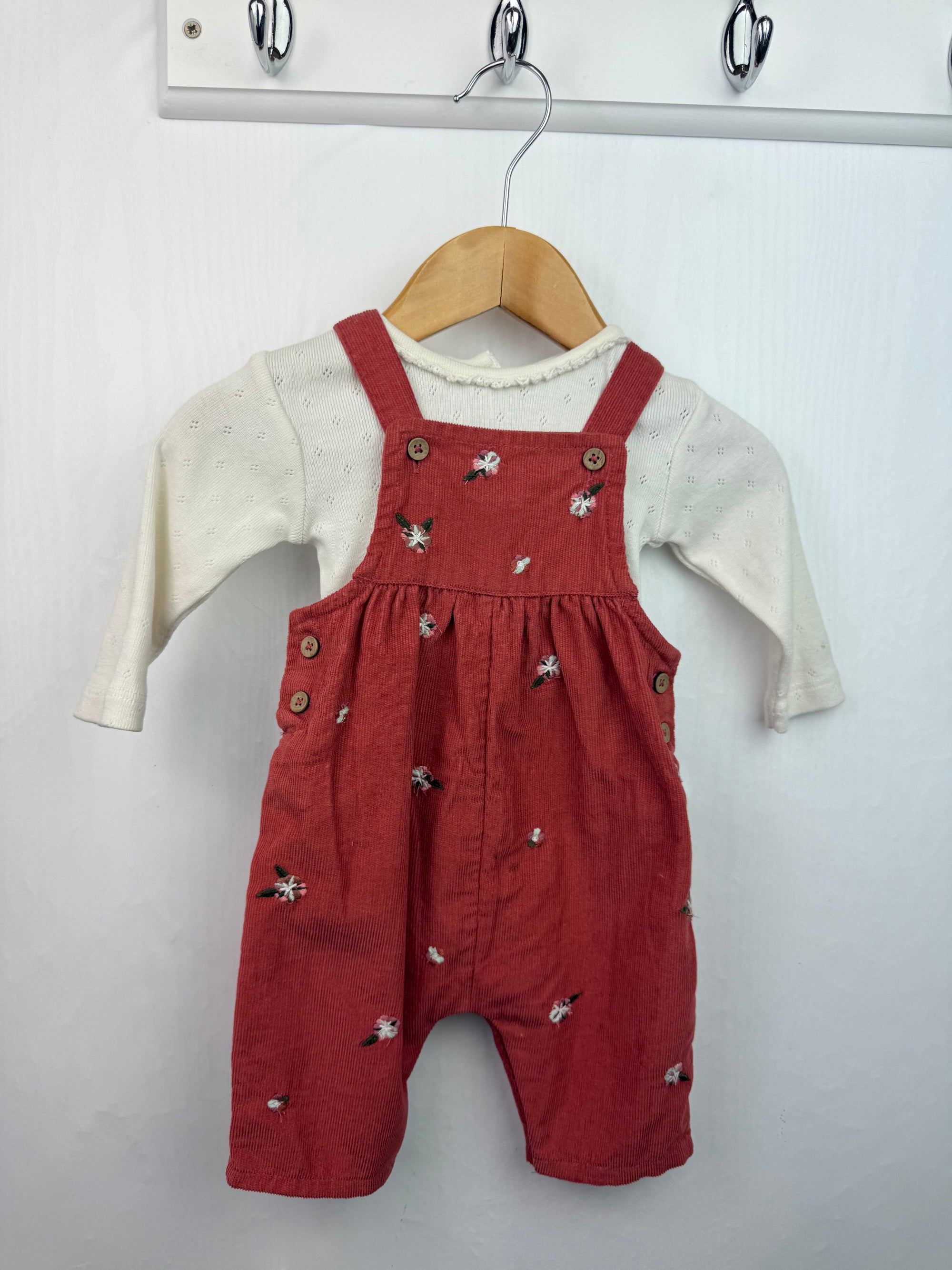 George Floral Dungarees & Bodysuit - Baby Girls Newborn - Little Ones Preloved. Second Hand Children's & Preloved Baby, Kids, Girls & Boys Clothes. UK online