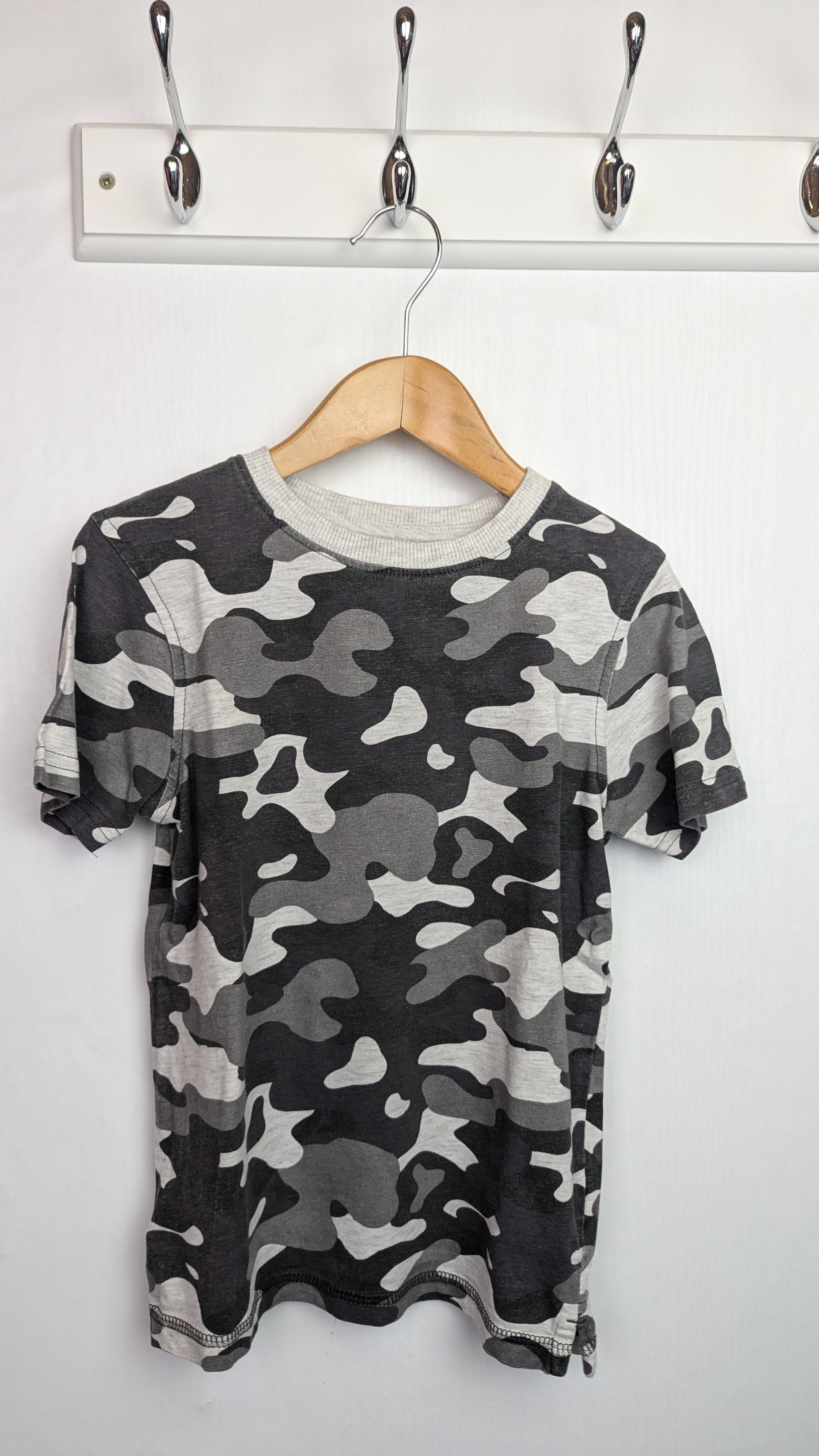 George Grey Camo Short Sleeve Top - Boys 5 - 6 Years - Little Ones Preloved. Second Hand Children's & Preloved Baby, Kids, Girls & Boys Clothes. UK online