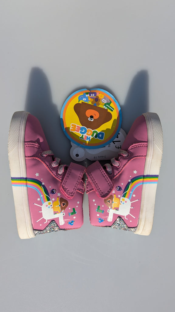 George Hey Duggee First Walkers - Girls Toddler Size 3 George Used, Preloved, Preworn & Second Hand Baby, Kids & Children's Clothing UK Online. Cheap affordable. Brands including Next, Joules, Nutmeg Morrisons, TU, F&F, H&M.