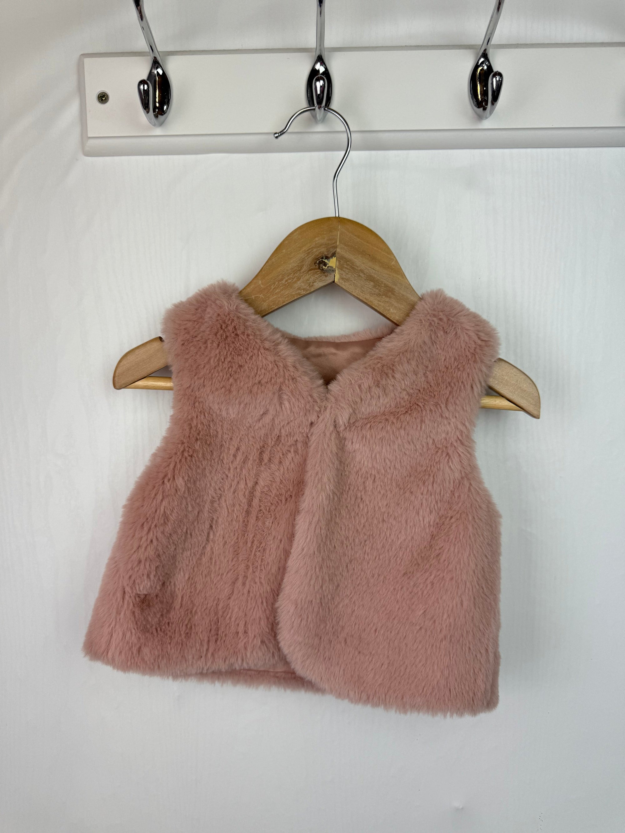 George Pink Fluffy Gilet - Girls 12 - 18 Months - Little Ones Preloved. Second Hand Children's & Preloved Baby, Kids, Girls & Boys Clothes. UK online