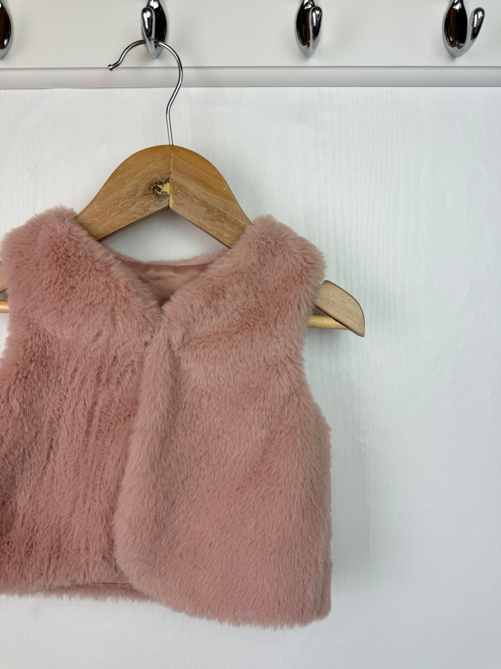 George Pink Fluffy Gilet - Girls 12 - 18 Months - Little Ones Preloved. Second Hand Children's & Preloved Baby, Kids, Girls & Boys Clothes. UK online