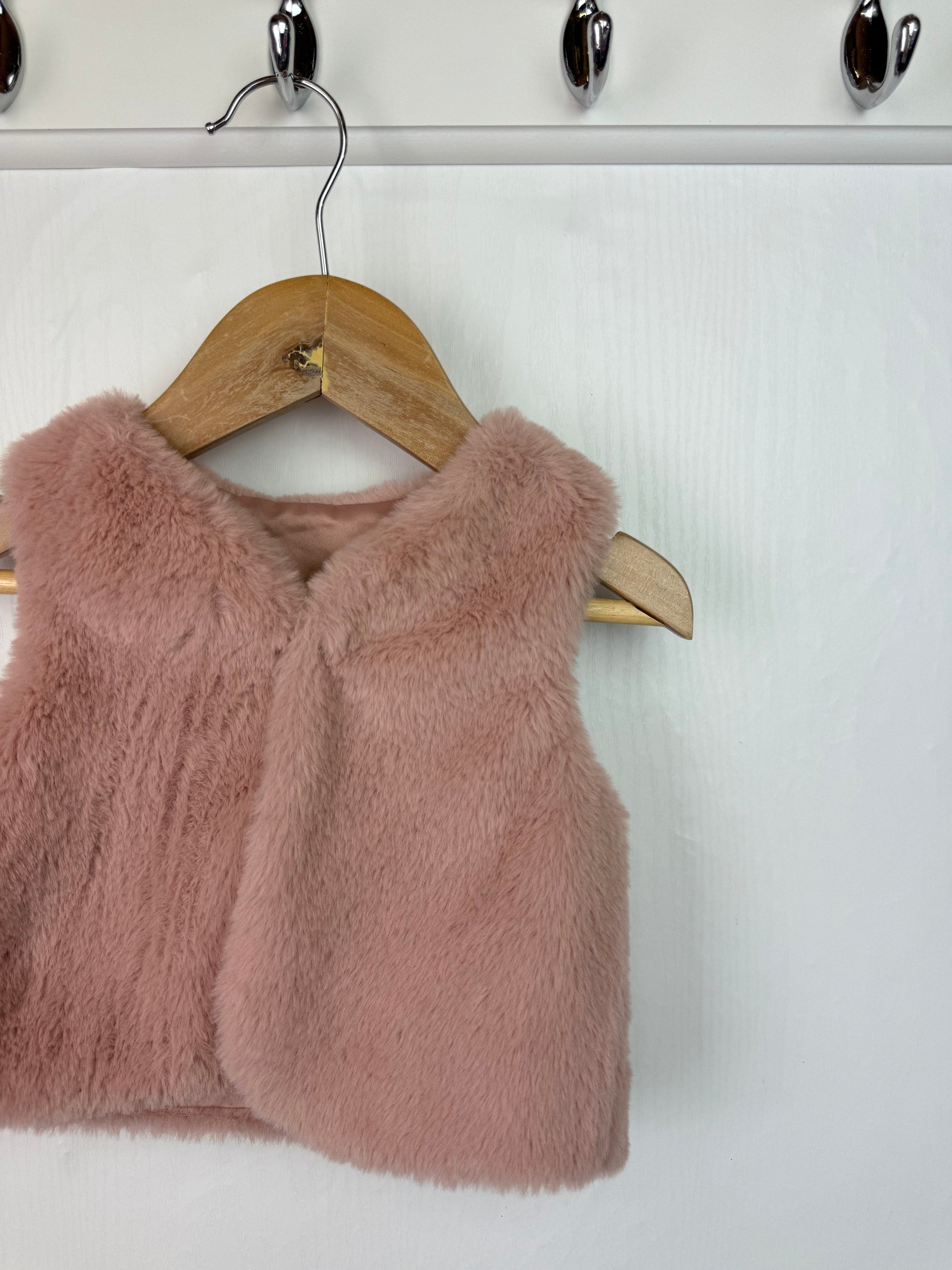 George Pink Fluffy Gilet - Girls 12 - 18 Months - Little Ones Preloved. Second Hand Children's & Preloved Baby, Kids, Girls & Boys Clothes. UK online