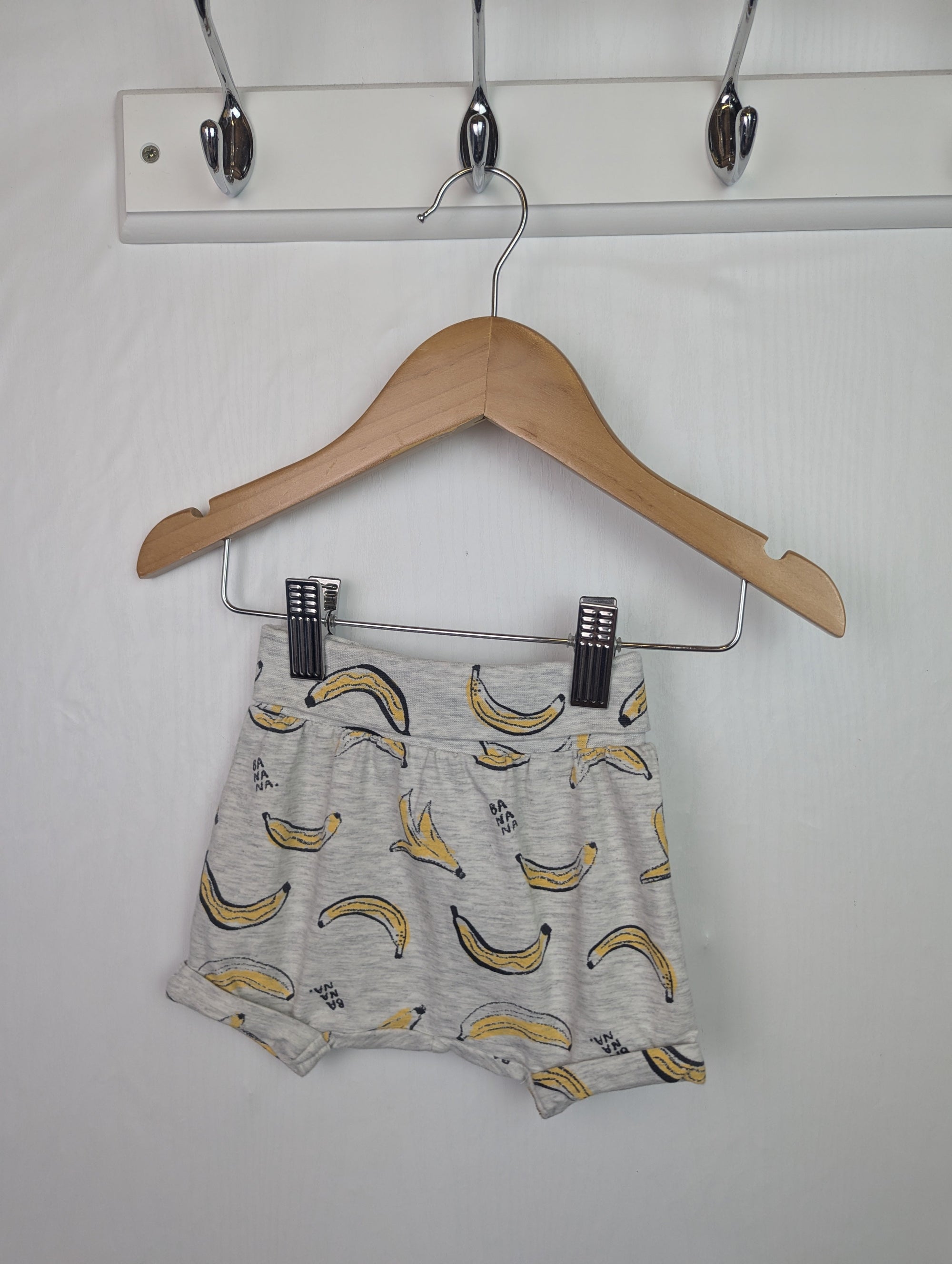 H&M Banana Shorts - Unisex Baby 2 - 4 Months - Little Ones Preloved. Second Hand Children's & Preloved Baby, Kids, Girls & Boys Clothes. UK online