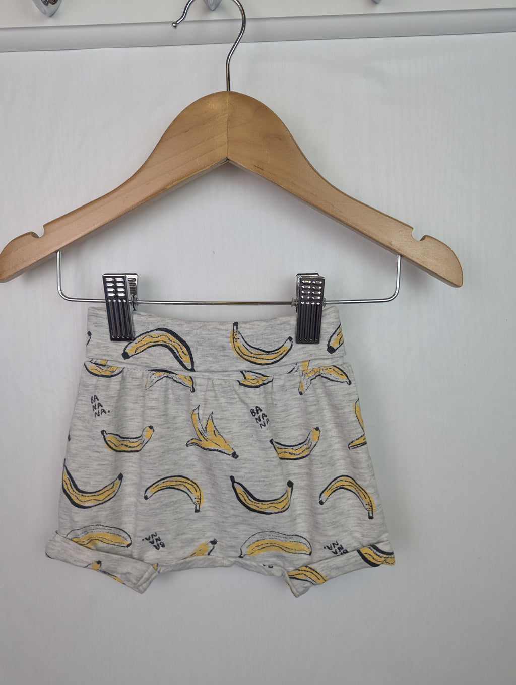 H&M Banana Shorts - Unisex Baby 2 - 4 Months - Little Ones Preloved. Second Hand Children's & Preloved Baby, Kids, Girls & Boys Clothes. UK online