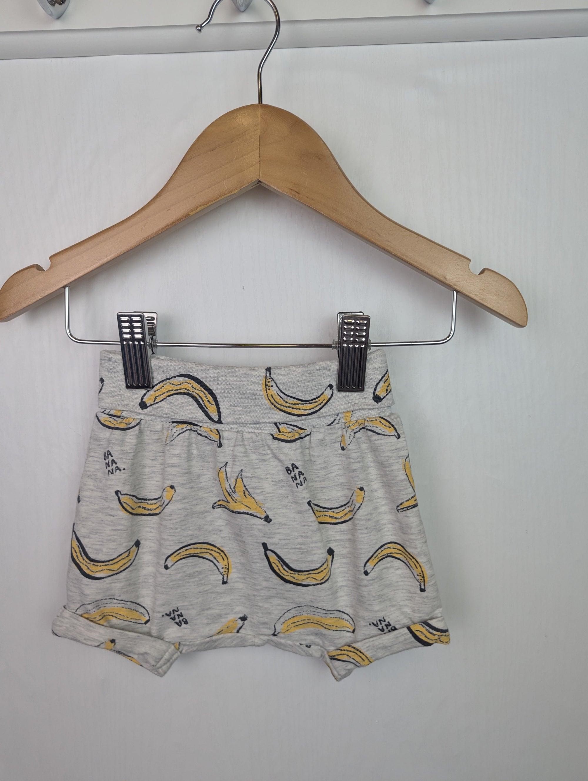 H&M Banana Shorts - Unisex Baby 2 - 4 Months - Little Ones Preloved. Second Hand Children's & Preloved Baby, Kids, Girls & Boys Clothes. UK online