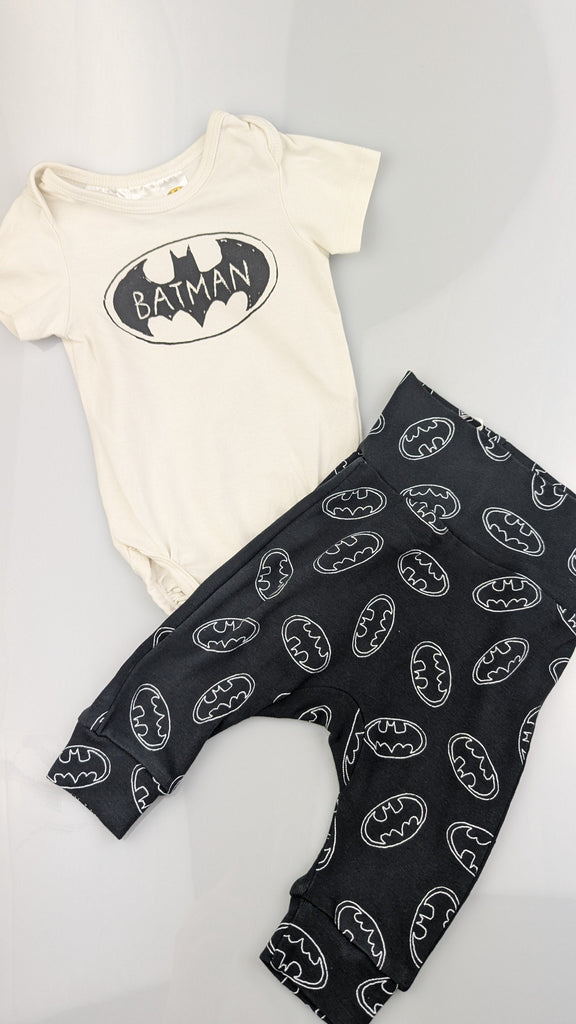 H&M Batman Bodysuit & Leggings - Baby Boys 2-4 Months H&M Used, Preloved, Preworn & Second Hand Baby, Kids & Children's Clothing UK Online. Cheap affordable. Brands including Next, Joules, Nutmeg Morrisons, TU, F&F, H&M.