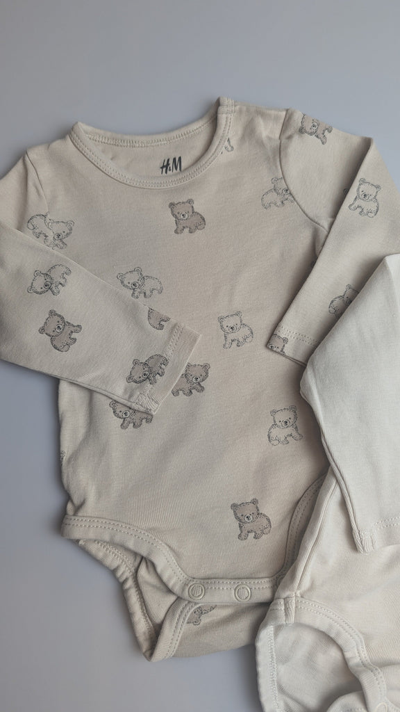 H&M Beige Teddy Bear Bodysuits - Unisex 2-4 Months H&M Used, Preloved, Preworn & Second Hand Baby, Kids & Children's Clothing UK Online. Cheap affordable. Brands including Next, Joules, Nutmeg Morrisons, TU, F&F, H&M.