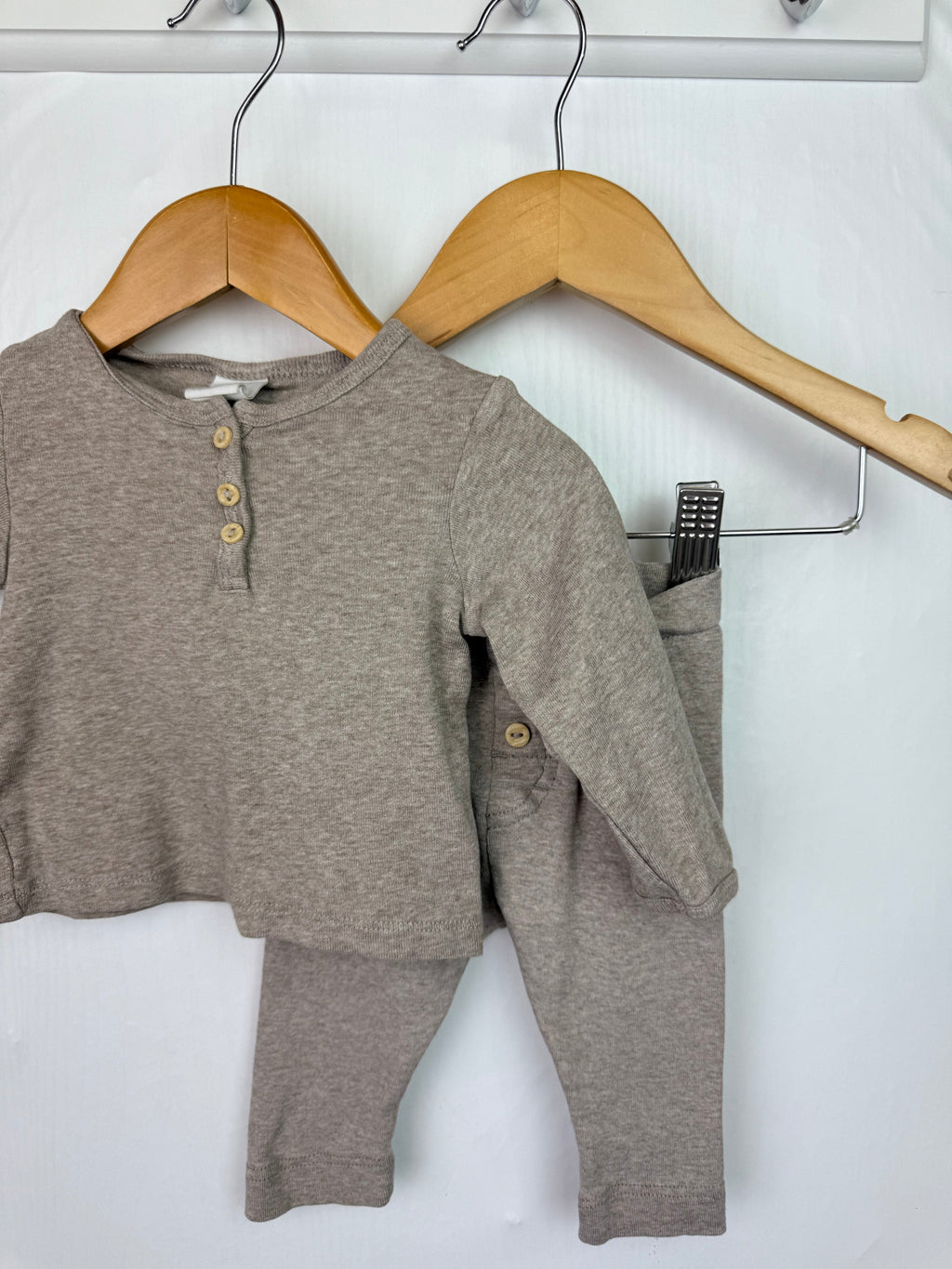 H&M Beige Top & Bottoms Outfit - Unisex 2 - 4 Months - Little Ones Preloved. Second Hand Children's & Preloved Baby, Kids, Girls & Boys Clothes. UK online