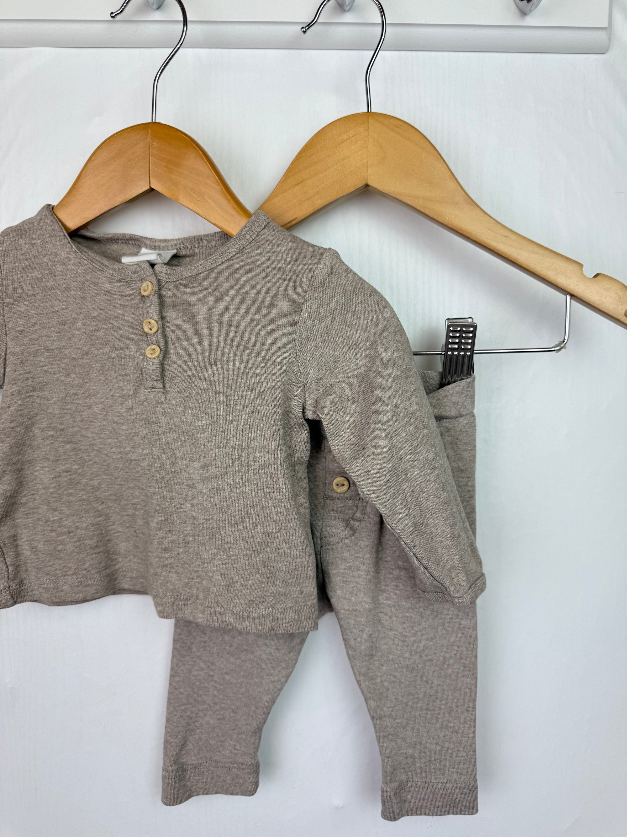 H&M Beige Top & Bottoms Outfit - Unisex 2 - 4 Months - Little Ones Preloved. Second Hand Children's & Preloved Baby, Kids, Girls & Boys Clothes. UK online