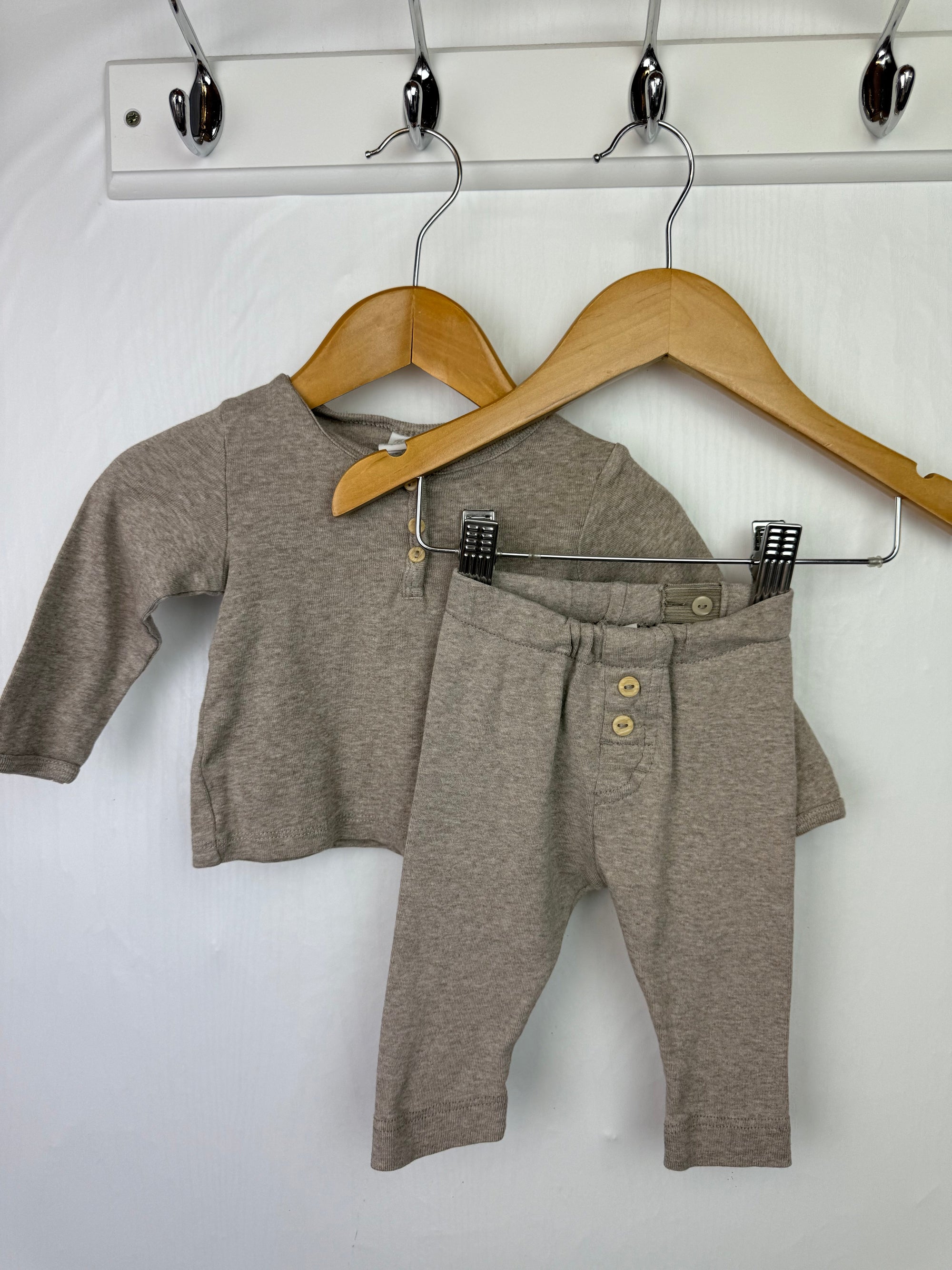 H&M Beige Top & Bottoms Outfit - Unisex 2 - 4 Months - Little Ones Preloved. Second Hand Children's & Preloved Baby, Kids, Girls & Boys Clothes. UK online