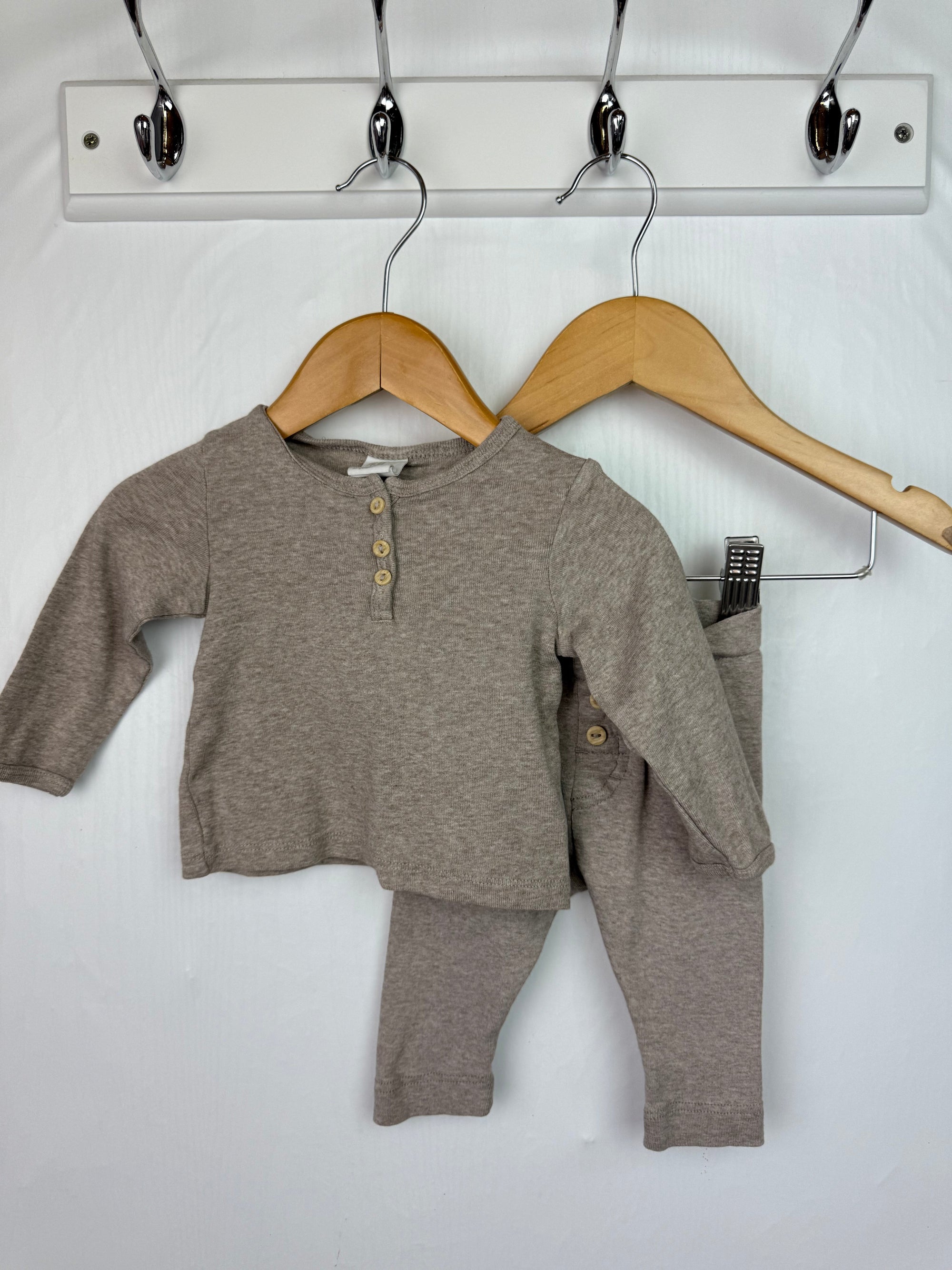 H&M Beige Top & Bottoms Outfit - Unisex 2 - 4 Months - Little Ones Preloved. Second Hand Children's & Preloved Baby, Kids, Girls & Boys Clothes. UK online