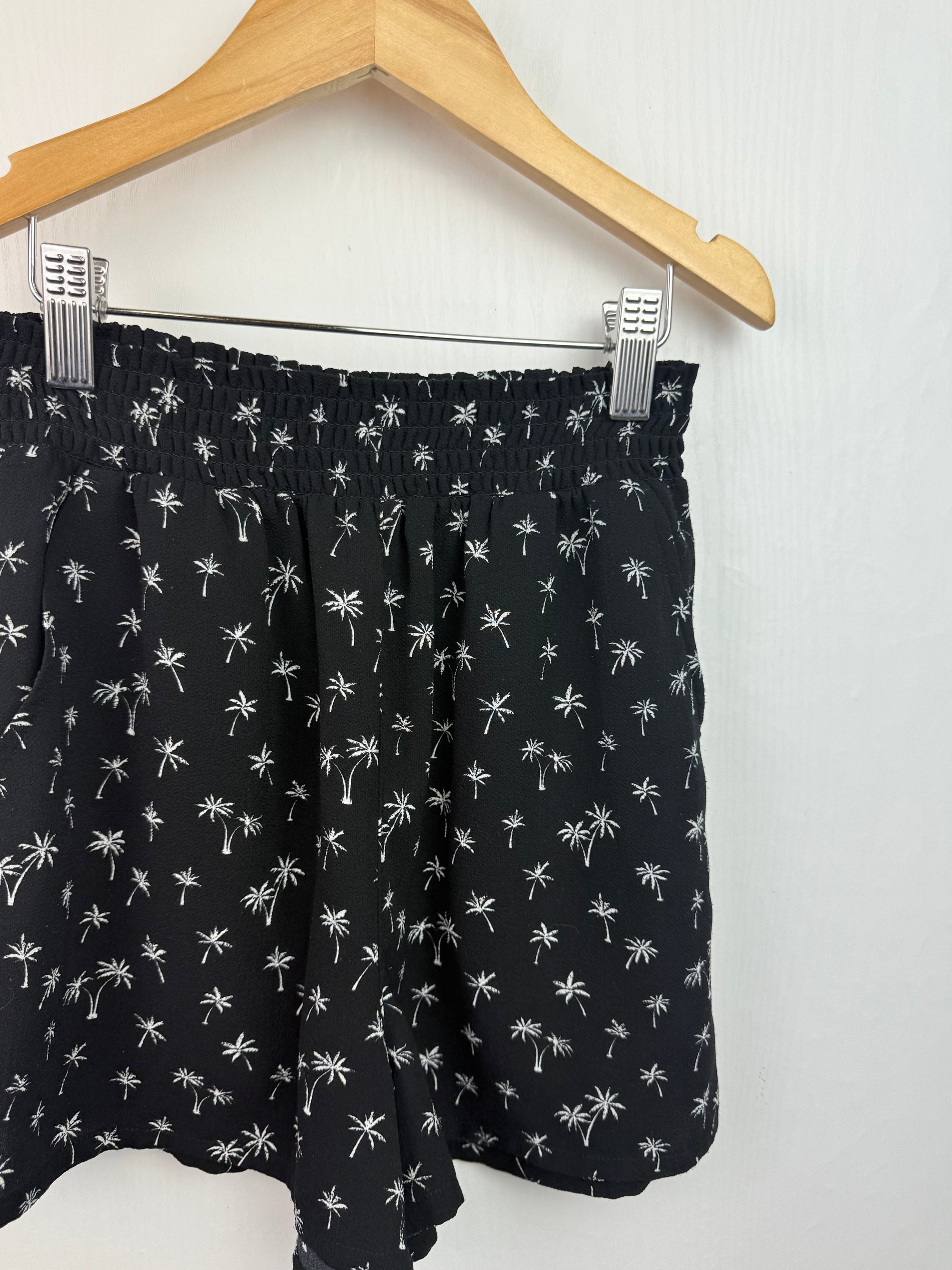H&M Black Palm Tree Shorts - Girls 9 - 10 Years - Little Ones Preloved. Second Hand Children's & Preloved Baby, Kids, Girls & Boys Clothes. UK online