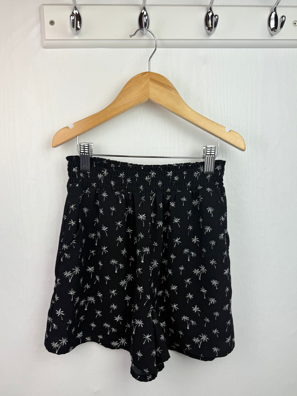 H&M Black Palm Tree Shorts - Girls 9 - 10 Years - Little Ones Preloved. Second Hand Children's & Preloved Baby, Kids, Girls & Boys Clothes. UK online