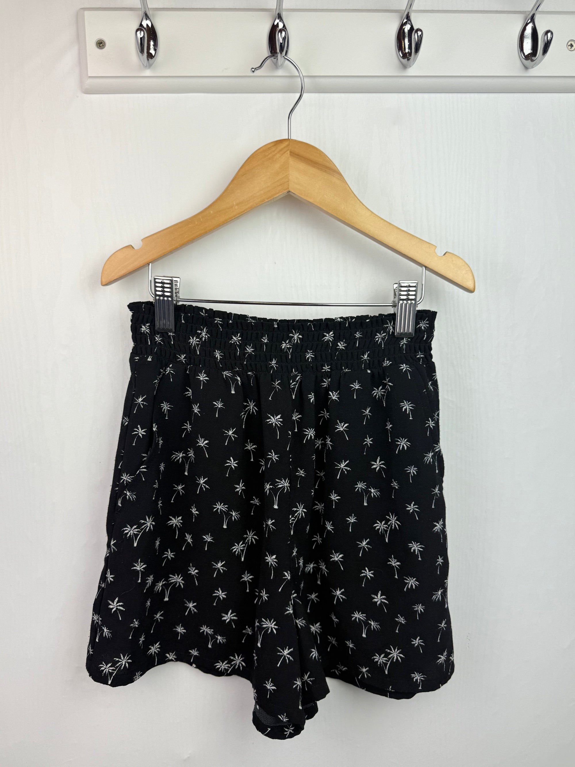 H&M Black Palm Tree Shorts - Girls 9 - 10 Years - Little Ones Preloved. Second Hand Children's & Preloved Baby, Kids, Girls & Boys Clothes. UK online