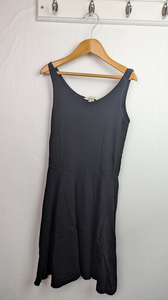 H&M Black Skater Dress - Girls 8-10 Years Little Ones Preloved Used, Preloved, Preworn & Second Hand Baby, Kids & Children's Clothing UK Online. Cheap affordable. Brands including Next, Joules, Nutmeg Morrisons, TU, F&F, H&M.