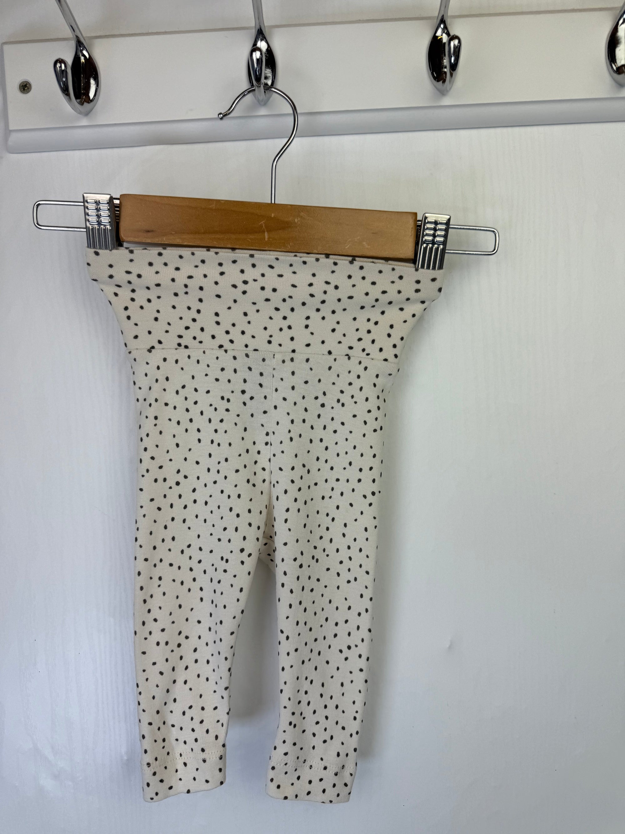 H&M Cream Spotty Leggings - Unisex 1 - 2 Months - Little Ones Preloved. Second Hand Children's & Preloved Baby, Kids, Girls & Boys Clothes. UK online