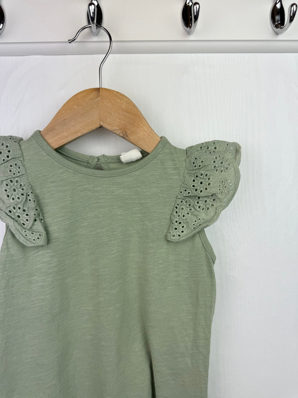 H&M Green Eyelet Sleeve Top - Girls 18 - 24 Months - Little Ones Preloved. Second Hand Children's & Preloved Baby, Kids, Girls & Boys Clothes. UK online