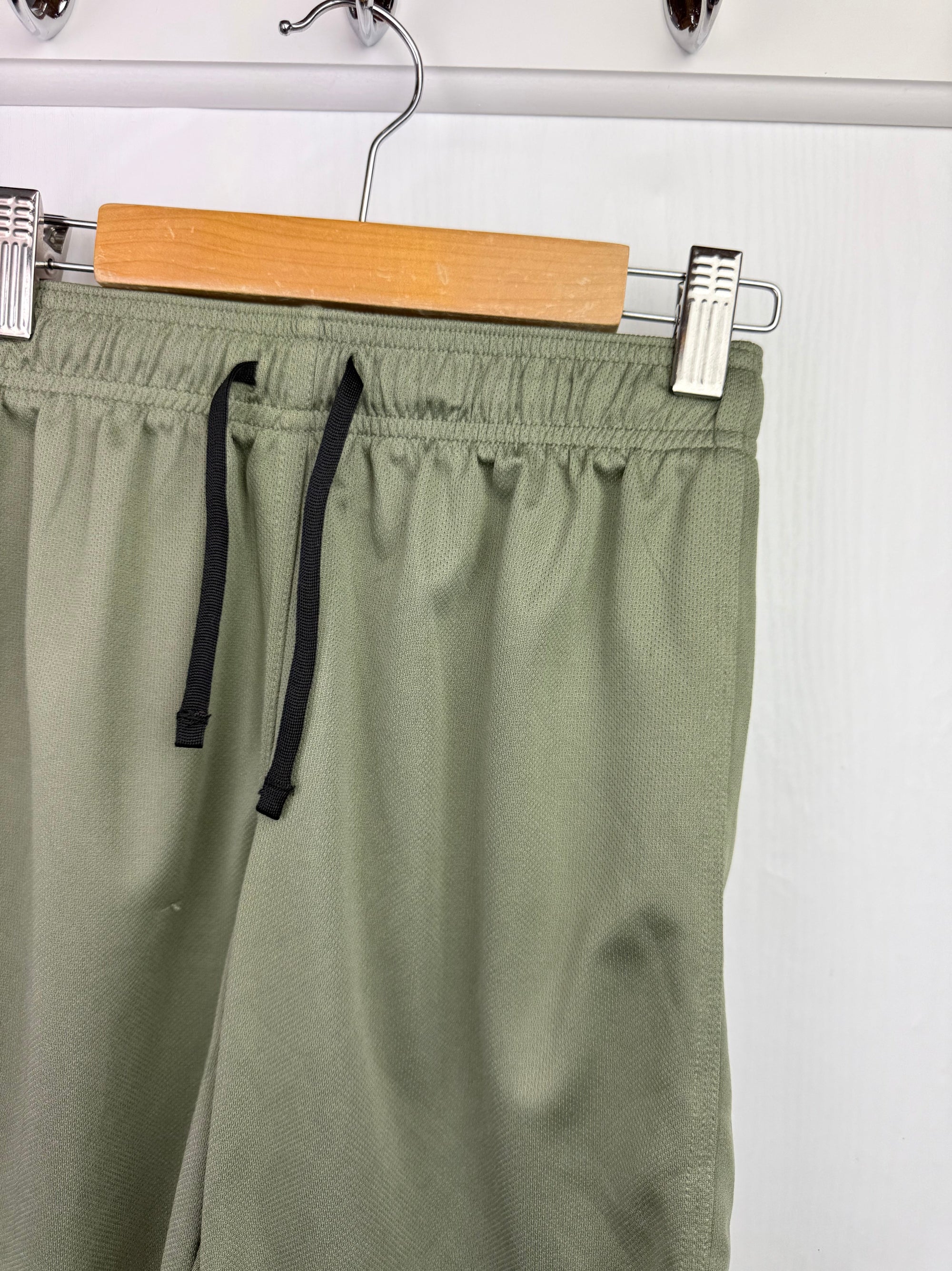 H&M Green Sports Shorts - Boys 8 - 10 Years - Little Ones Preloved. Second Hand Children's & Preloved Baby, Kids, Girls & Boys Clothes. UK online