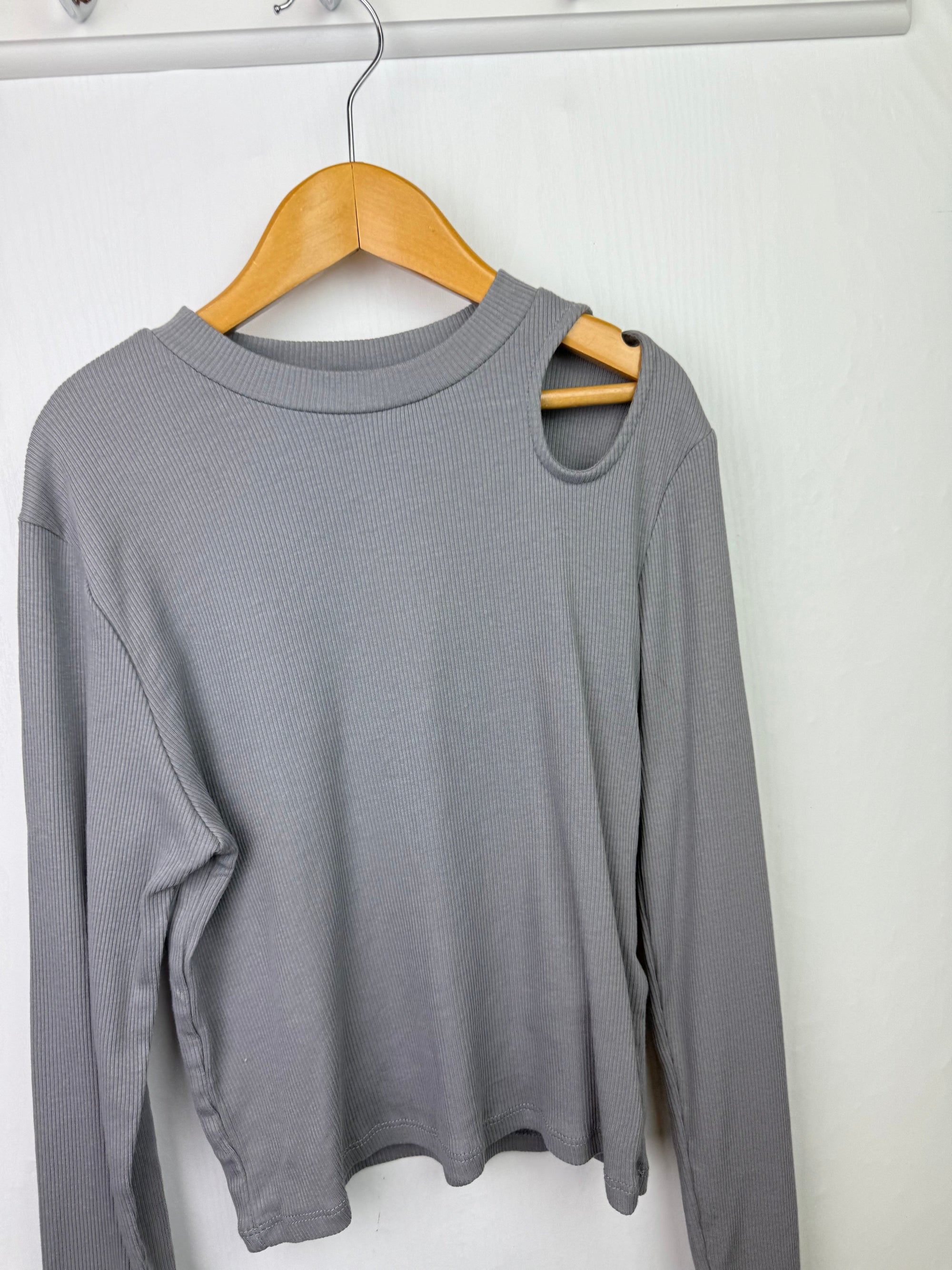 H&M Grey Cut - Out Ribbed Top - Girls 10 - 12 Years - Little Ones Preloved. Second Hand Children's & Preloved Baby, Kids, Girls & Boys Clothes. UK online