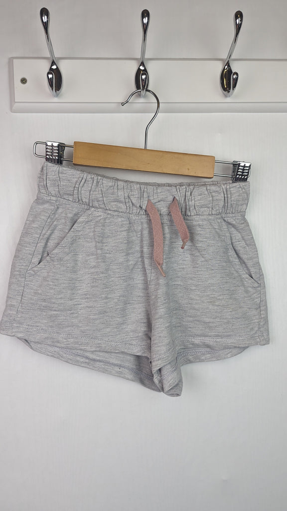 H&M Organic Cotton Grey Shorts - Girls 9-10 Years H&M Used, Preloved, Preworn Baby, Girls & Boys Clothes. Kids & Children's second hand Clothing UK Online. Cheap affordable. Brands including Next, Joules, Nutmeg Morrisons, TU, F&F, H&M.