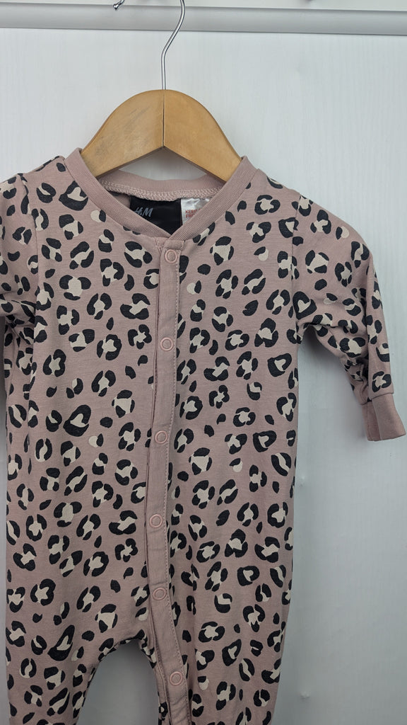 H&M Pink Animal Print Romper - Girls 1-2 Months H&M Used, Preloved, Preworn & Second Hand Baby, Kids & Children's Clothing UK Online. Cheap affordable. Brands including Next, Joules, Nutmeg Morrisons, TU, F&F, H&M.