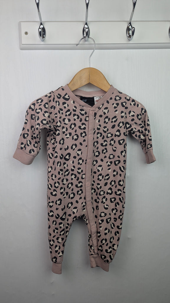 H&M Pink Animal Print Romper - Girls 1-2 Months H&M Used, Preloved, Preworn & Second Hand Baby, Kids & Children's Clothing UK Online. Cheap affordable. Brands including Next, Joules, Nutmeg Morrisons, TU, F&F, H&M.