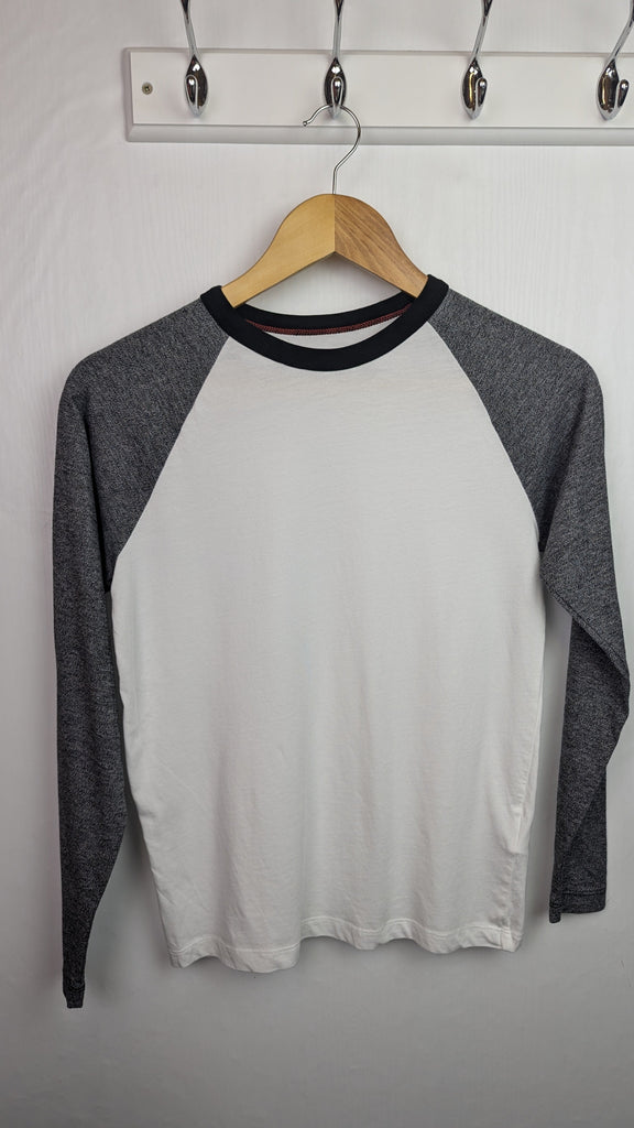 H&M White & Grey Long Sleeve Top - Boys 10-12 Years Little Ones Preloved Used, Preloved, Preworn & Second Hand Baby, Kids & Children's Clothing UK Online. Cheap affordable. Brands including Next, Joules, Nutmeg Morrisons, TU, F&F, H&M.