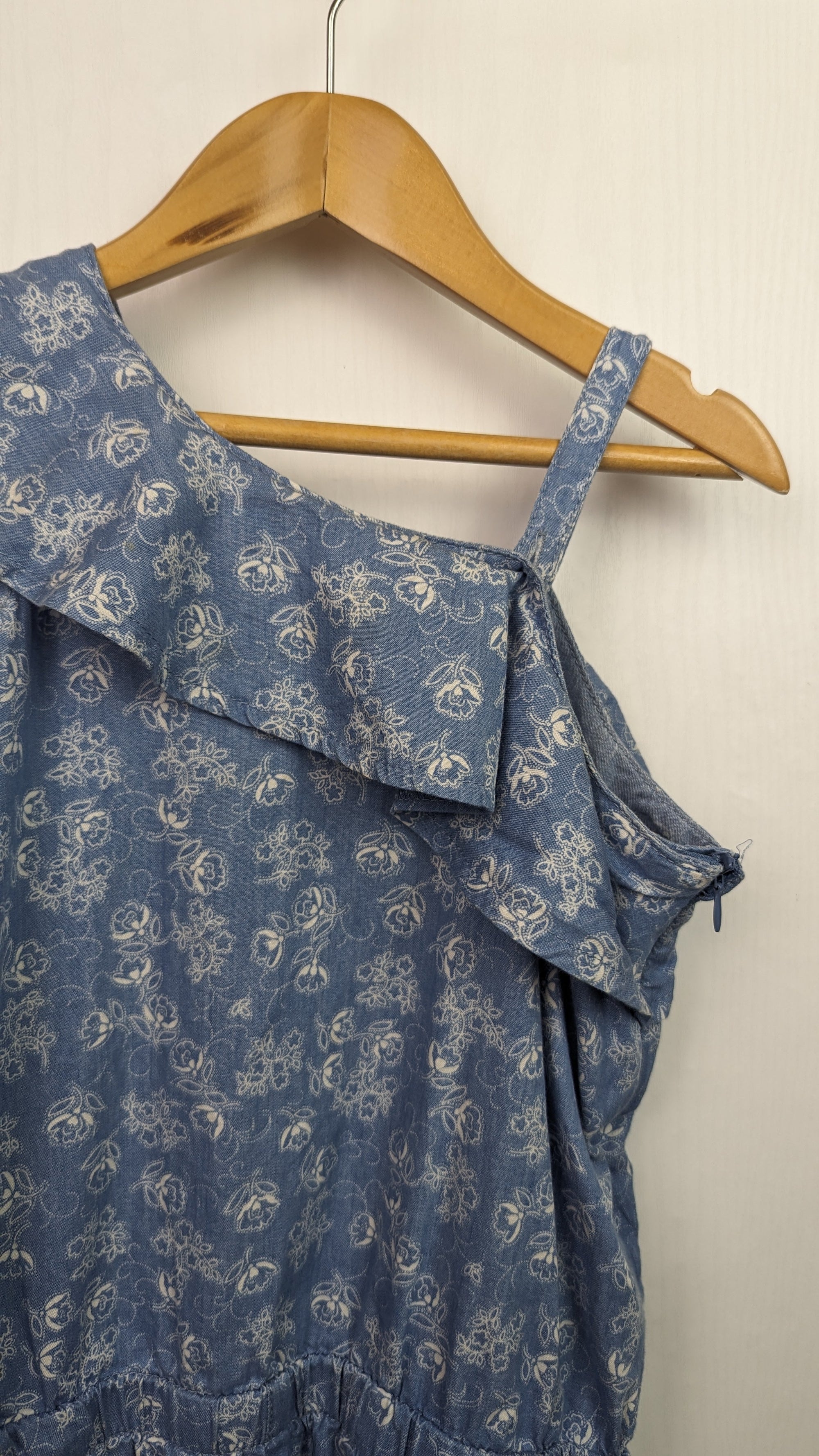 Kiabi Denim Floral Playsuit - Girls 8 Years - Little Ones Preloved. Second Hand Children's & Preloved Baby, Kids, Girls & Boys Clothes. UK online