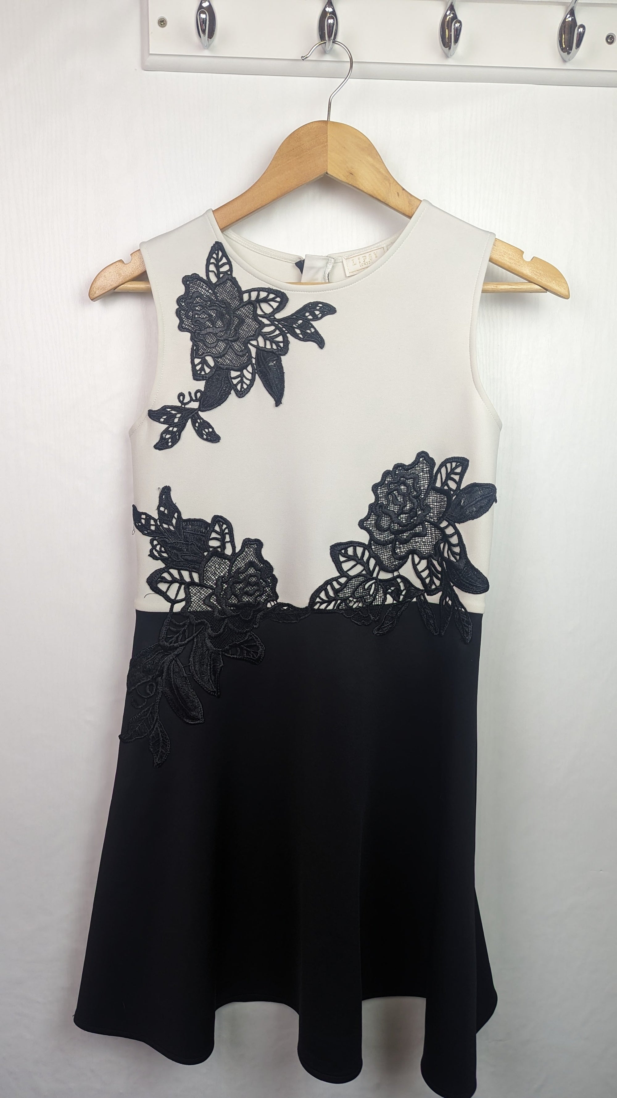 Lipsy London Black & White Dress - Girls 13 - 14 Years - Little Ones Preloved. Second Hand Children's & Preloved Baby, Kids, Girls & Boys Clothes. UK online