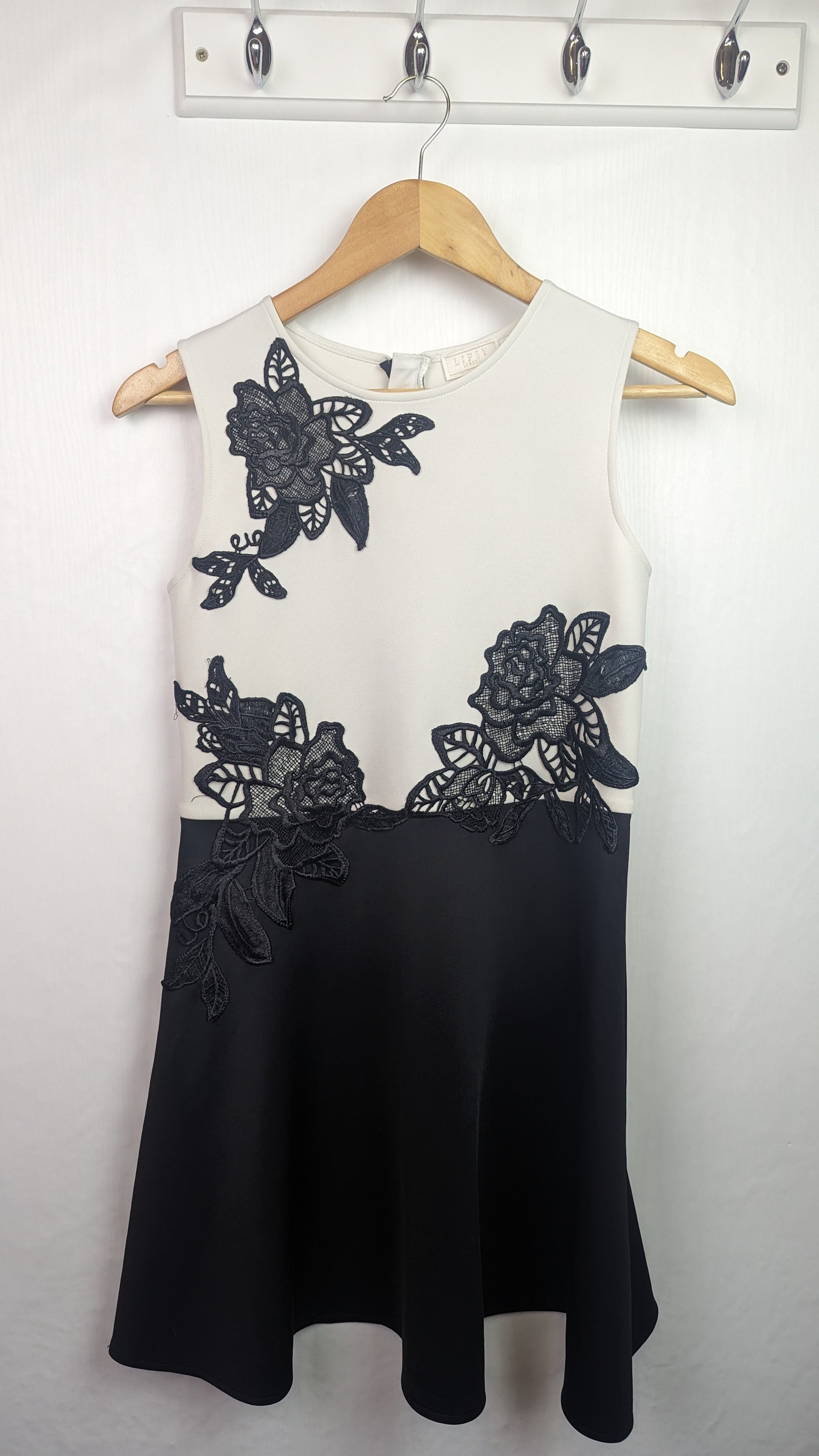 Lipsy London Black & White Dress - Girls 13 - 14 Years - Little Ones Preloved. Second Hand Children's & Preloved Baby, Kids, Girls & Boys Clothes. UK online