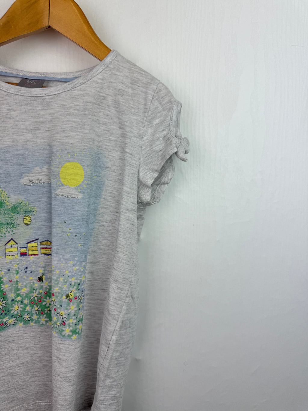 Little Kids Floral Bee Top - Girls 7 - 8 Years - Little Ones Preloved. Second Hand Children's & Preloved Baby, Kids, Girls & Boys Clothes. UK online