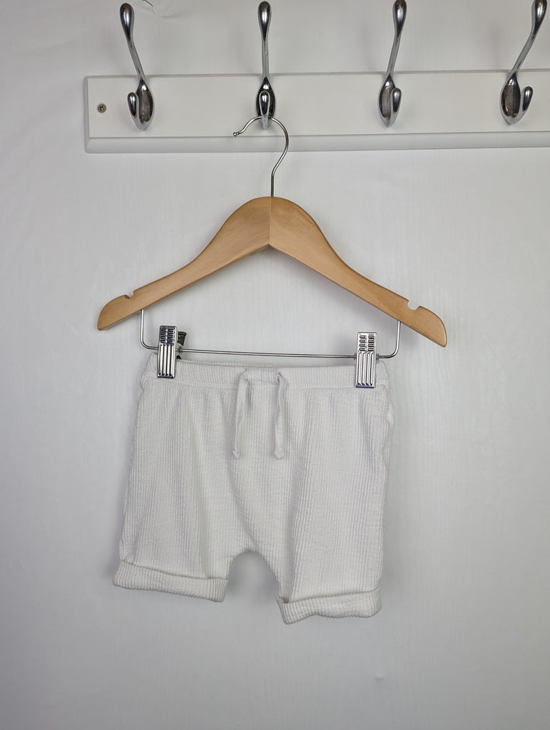 Matakab White Ribbed Shorts - Boys 3-6 Months Little Ones Preloved Used, Preloved, Preworn Baby, Girls & Boys Clothes. Kids & Children's second hand Clothing UK Online. Cheap affordable. Brands including Next, Joules, Nutmeg Morrisons, TU, F&F, H&M.