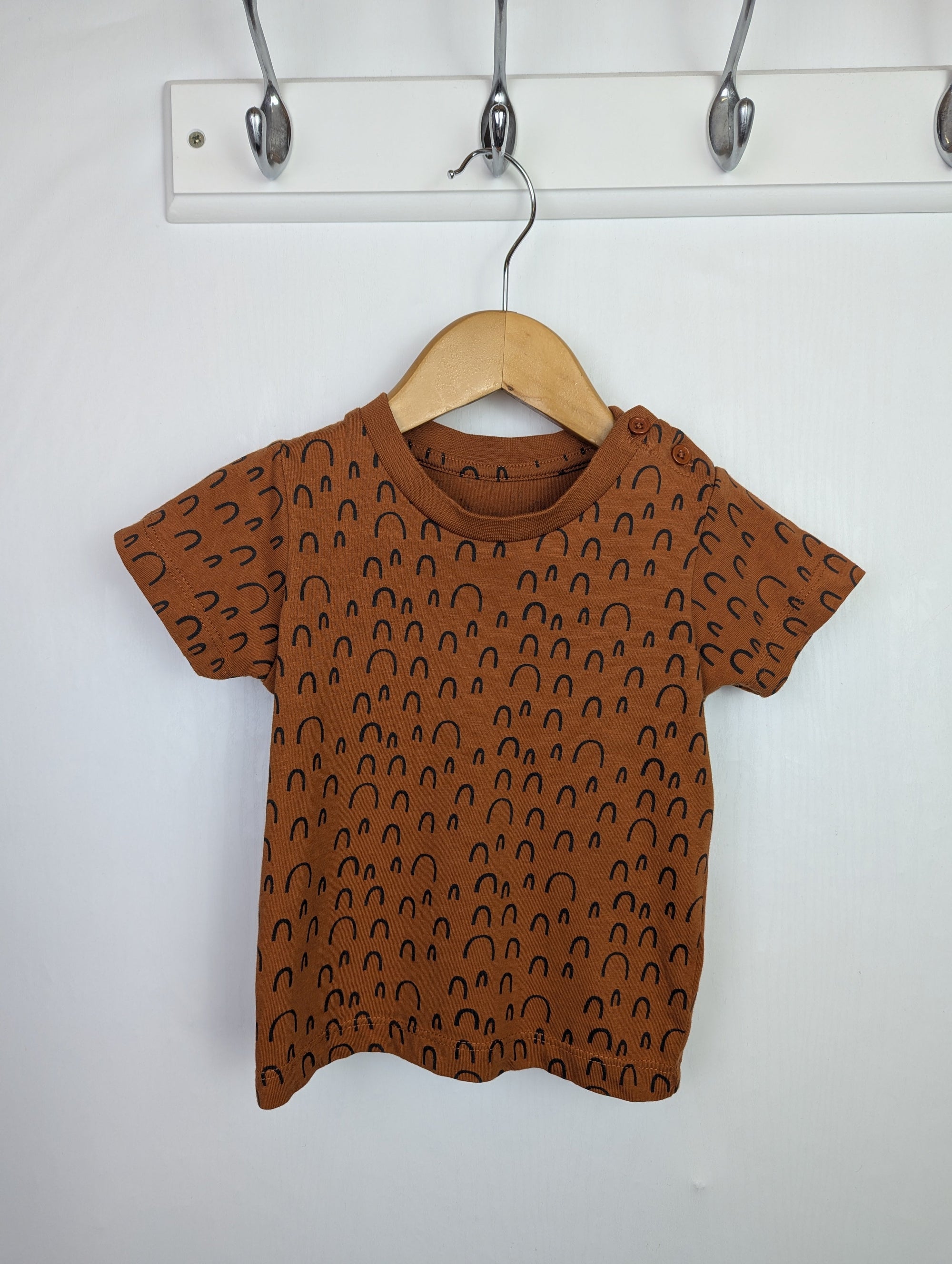 Matalan Brown Short Sleeve Top - Boys 6 - 9 Months - Little Ones Preloved. Second Hand Children's & Preloved Baby, Kids, Girls & Boys Clothes. UK online