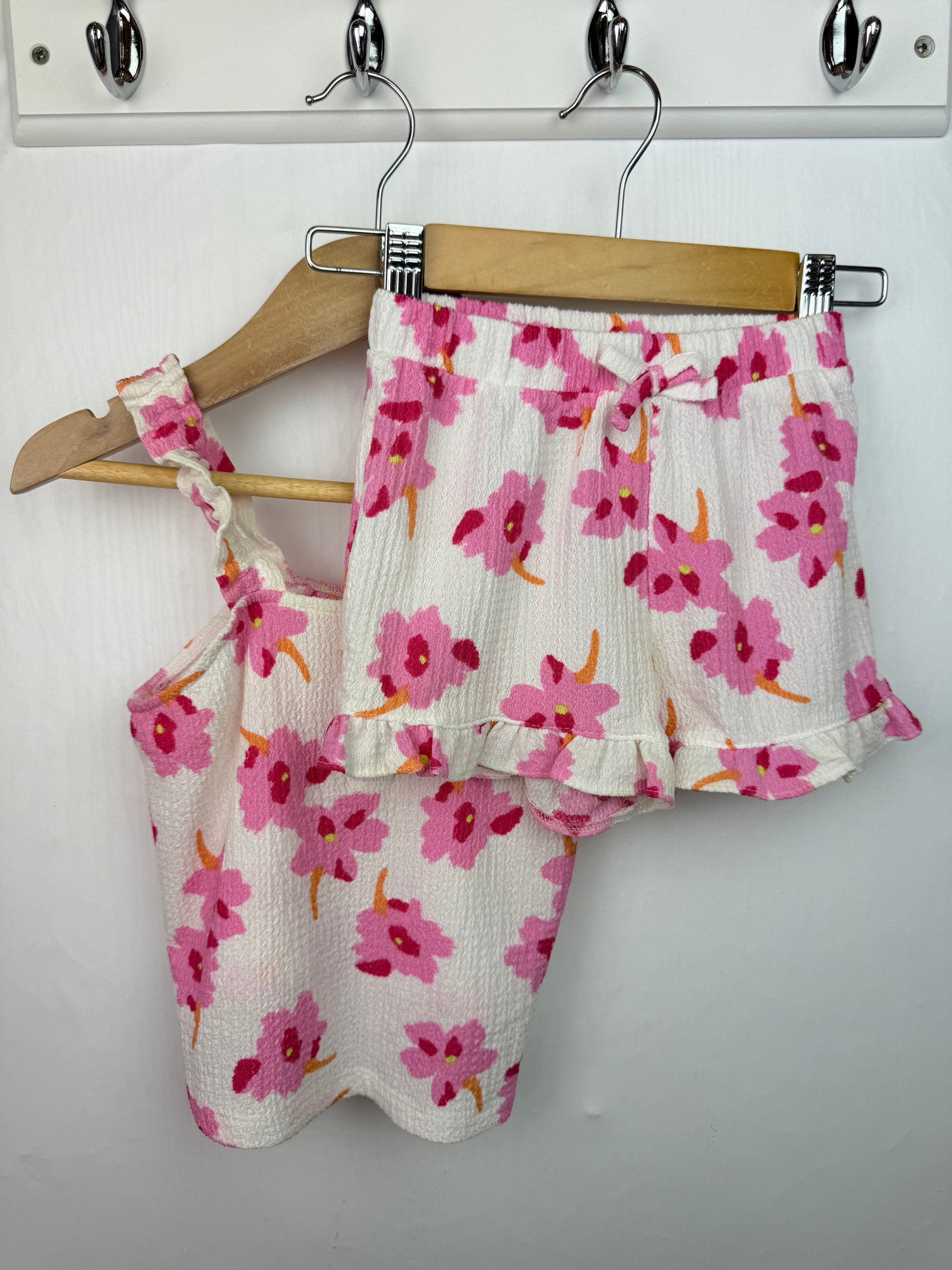 Matalan Floral Shorts & Top Set - Girls 18 - 23 Months - Little Ones Preloved. Second Hand Children's & Preloved Baby, Kids, Girls & Boys Clothes. UK online