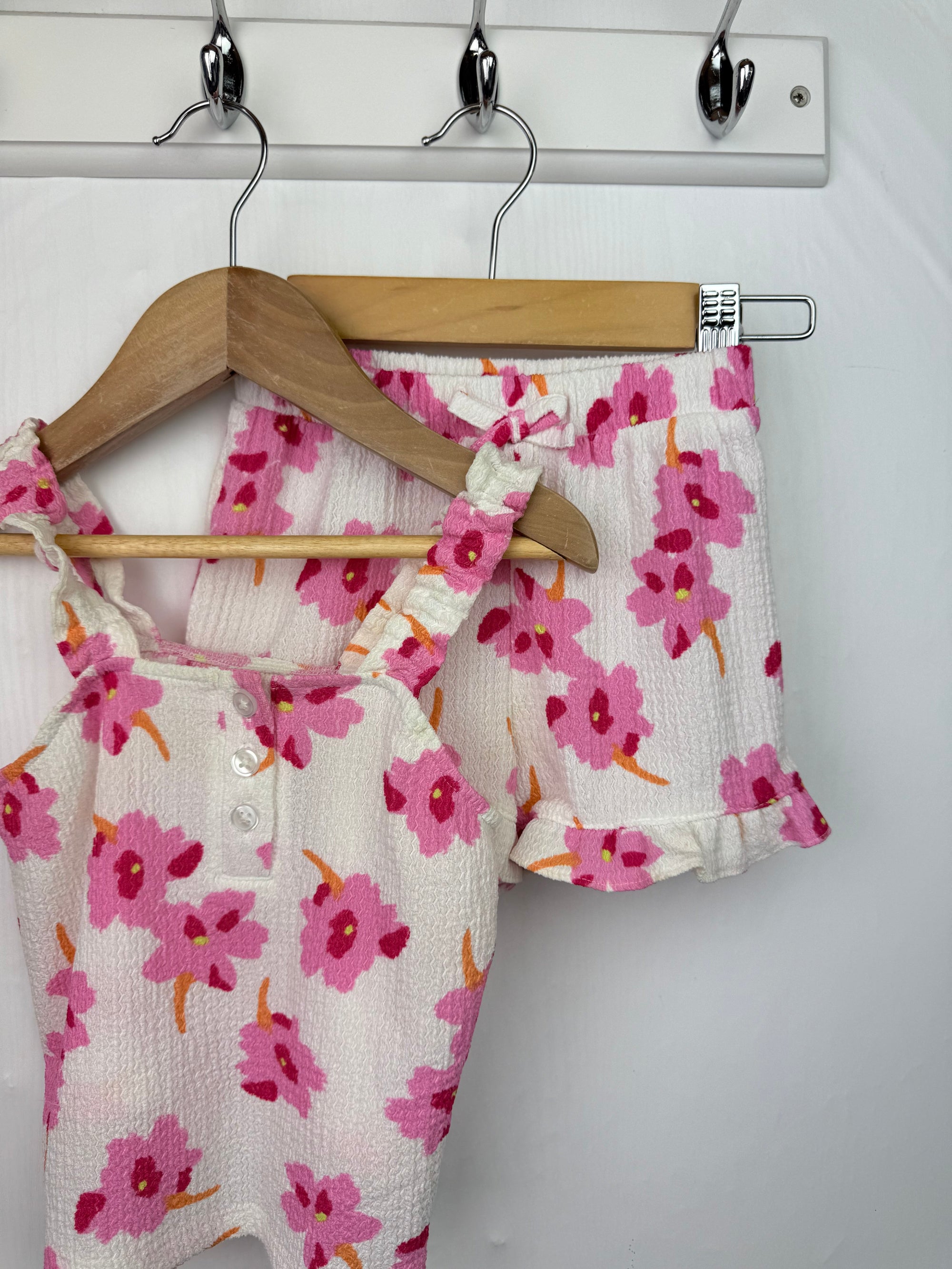 Matalan Floral Shorts & Top Set - Girls 18 - 23 Months - Little Ones Preloved. Second Hand Children's & Preloved Baby, Kids, Girls & Boys Clothes. UK online