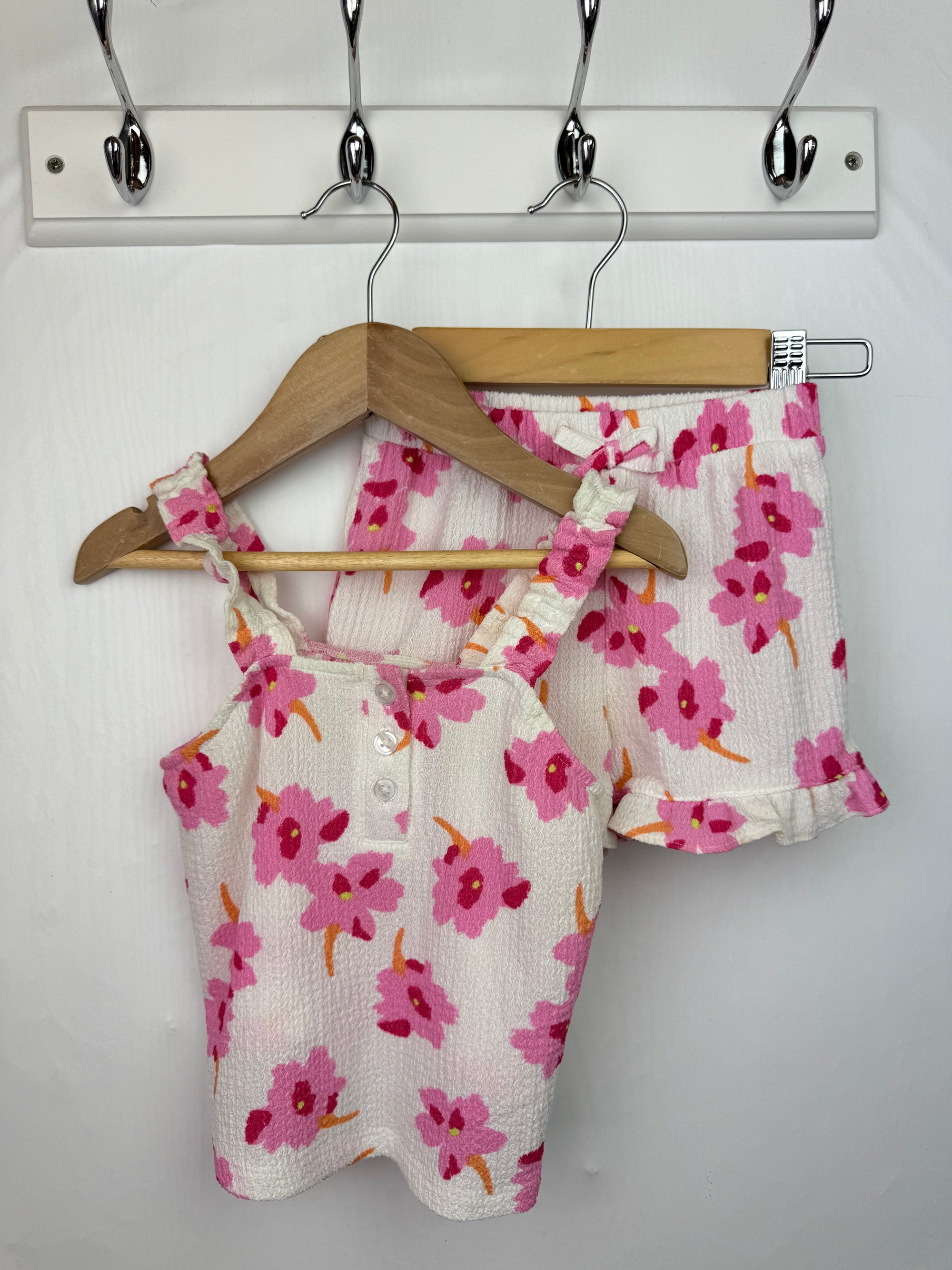 Matalan Floral Shorts & Top Set - Girls 18 - 23 Months - Little Ones Preloved. Second Hand Children's & Preloved Baby, Kids, Girls & Boys Clothes. UK online