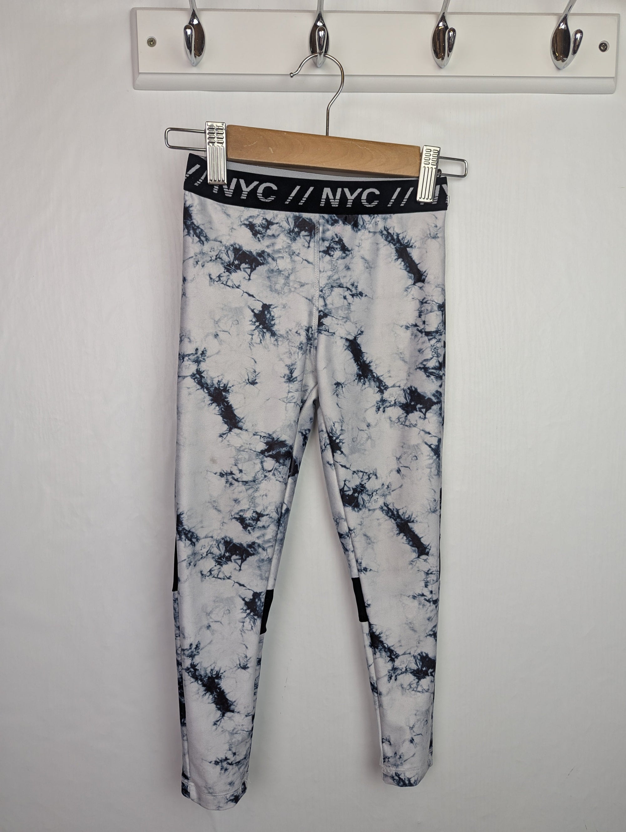 Matalan White/Black Gym Leggings - Girls 4 - 5 Years - Little Ones Preloved. Second Hand Children's & Preloved Baby, Kids, Girls & Boys Clothes. UK online