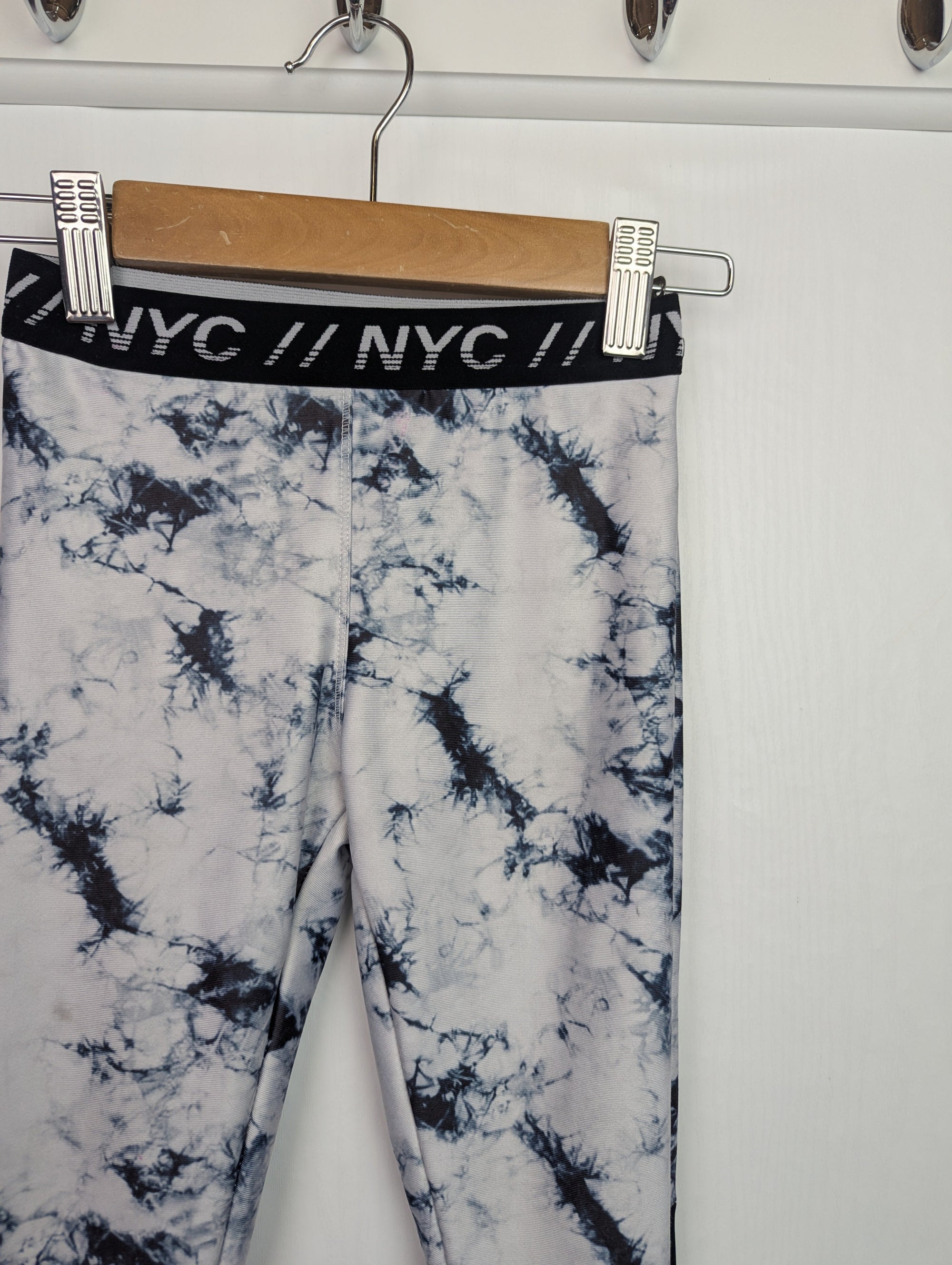 Matalan White/Black Gym Leggings - Girls 4 - 5 Years - Little Ones Preloved. Second Hand Children's & Preloved Baby, Kids, Girls & Boys Clothes. UK online