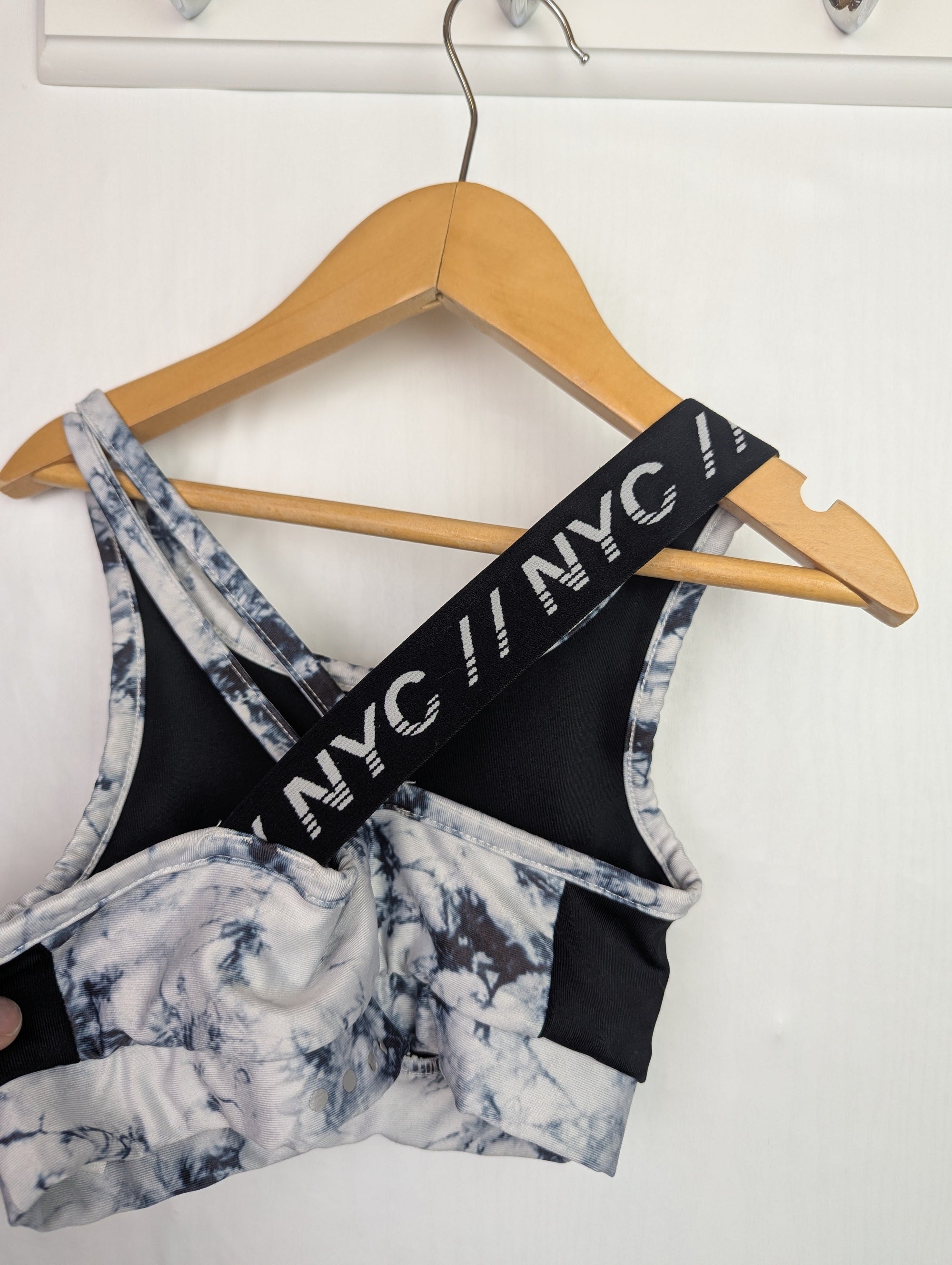 Matalan White/Black Gym Top - Girls 4 - 5 Years - Little Ones Preloved. Second Hand Children's & Preloved Baby, Kids, Girls & Boys Clothes. UK online