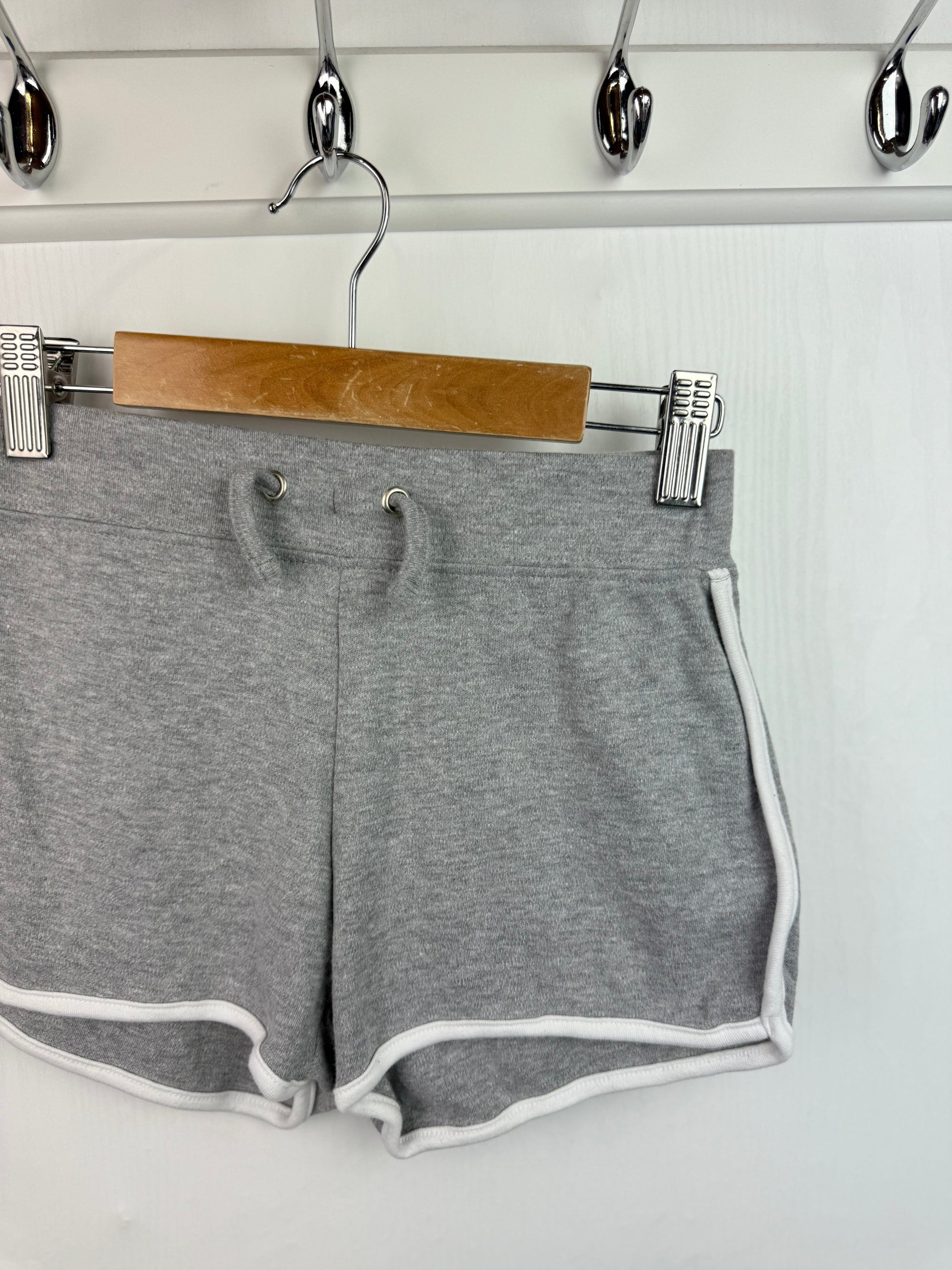 Metzuyan Grey Shorts - Girls 9 - 10 Years - Little Ones Preloved. Second Hand Children's & Preloved Baby, Kids, Girls & Boys Clothes. UK online