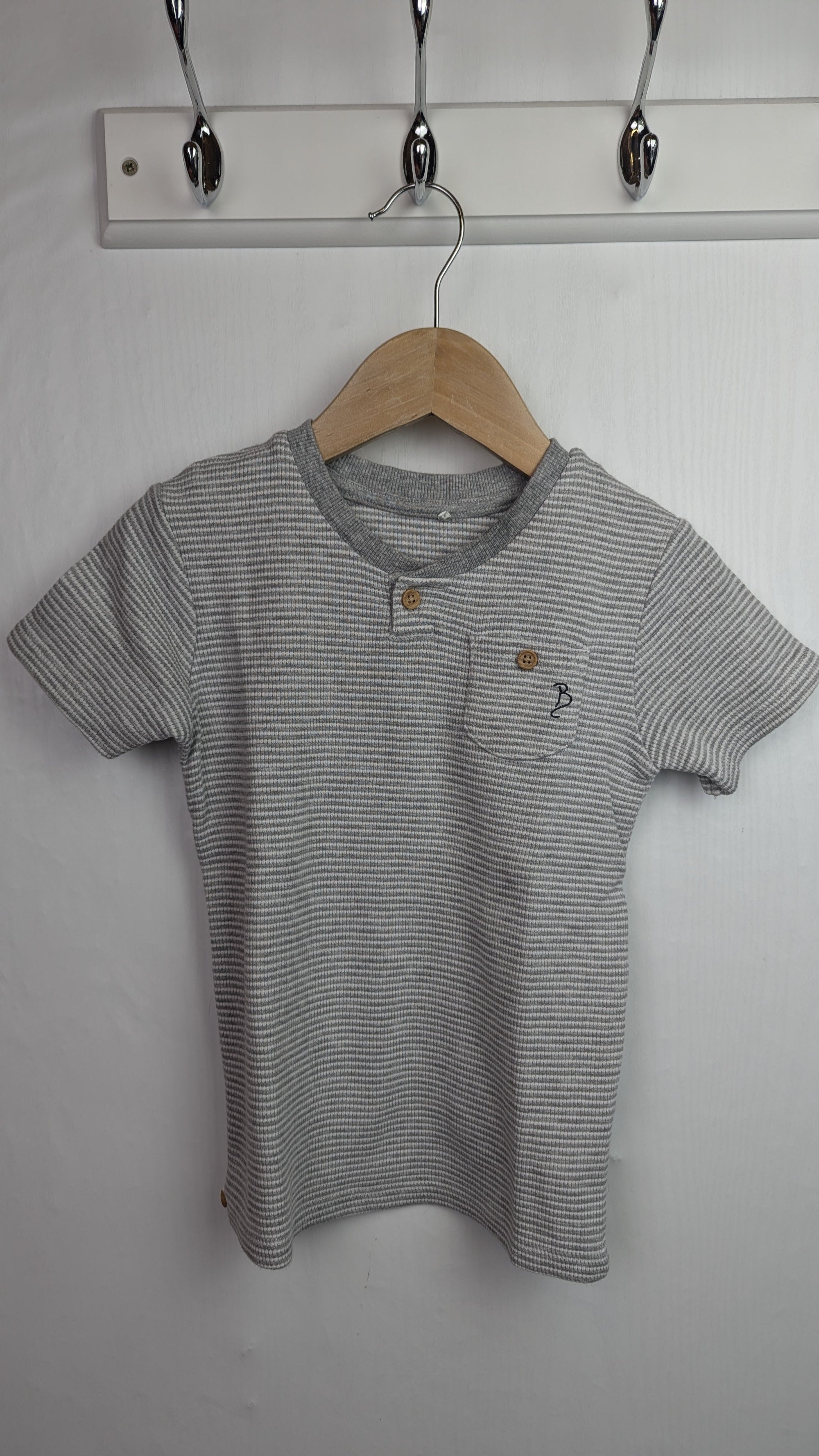 Millets Grey Short Sleeve Top - Boys 3 - 4 Years - Little Ones Preloved. Second Hand Children's & Preloved Baby, Kids, Girls & Boys Clothes. UK online
