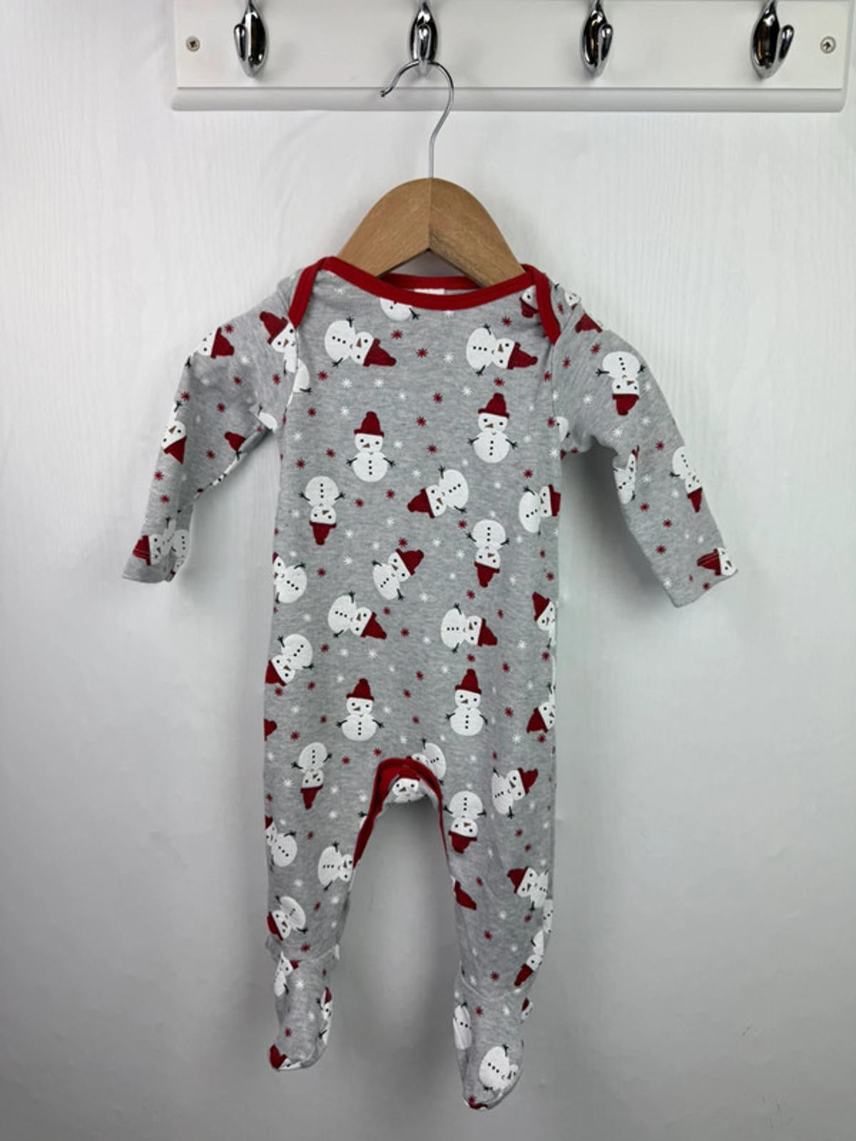 Mini Club Christmas Snow Man Sleepsuit - Unisex 3 - 6 Months - Little Ones Preloved. Second Hand Children's & Preloved Baby, Kids, Girls & Boys Clothes. UK online