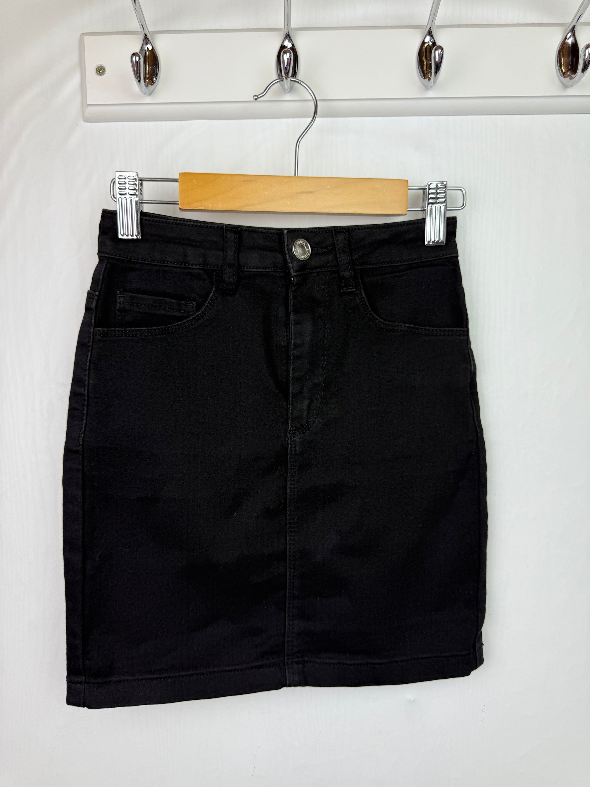 Misguided Black Denim Skirt - Ladies Size 4 - Little Ones Preloved. Second Hand Children's & Preloved Baby, Kids, Girls & Boys Clothes. UK online