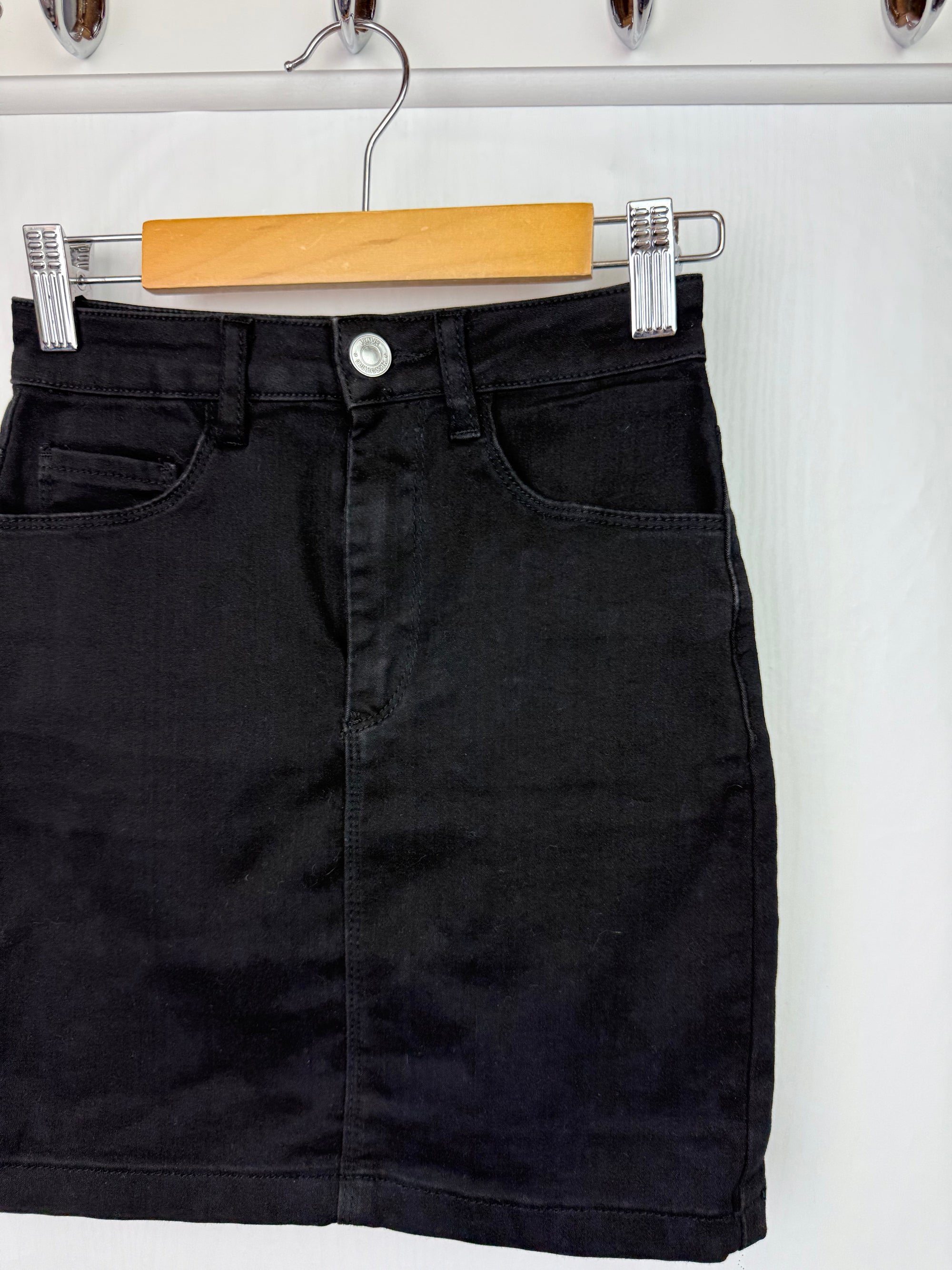 Misguided Black Denim Skirt - Ladies Size 4 - Little Ones Preloved. Second Hand Children's & Preloved Baby, Kids, Girls & Boys Clothes. UK online