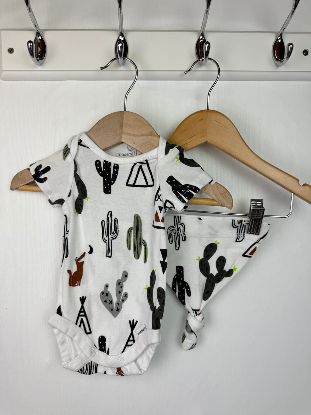 Modern Moments by Gerber Bodysuit & Hat - Unisex 0 - 3 Months - Little Ones Preloved. Second Hand Children's & Preloved Baby, Kids, Girls & Boys Clothes. UK online