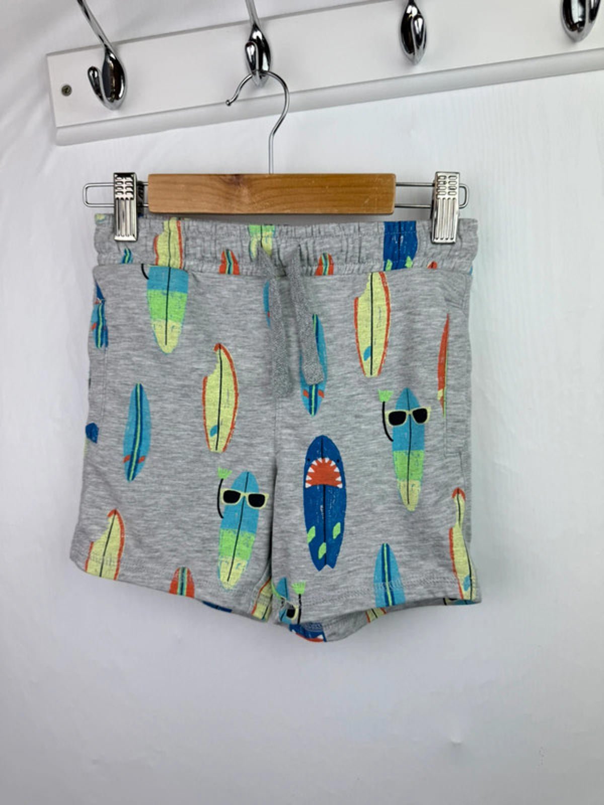 M&S Grey Surfboard Shorts - Boys 4 - 5 Years - Little Ones Preloved. Second Hand Children's & Preloved Baby, Kids, Girls & Boys Clothes. UK online